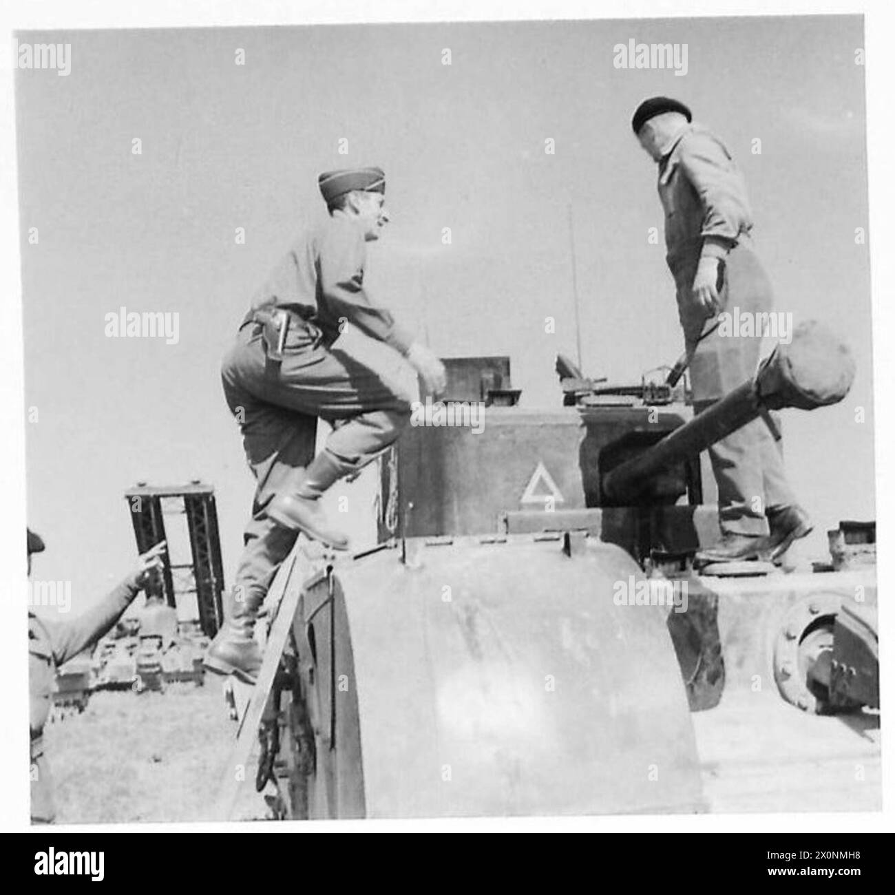 Le général Clark observe une démonstration de démolition des berges d'une rivière à l'intérieur d'un char Churchill. Banque D'Images
