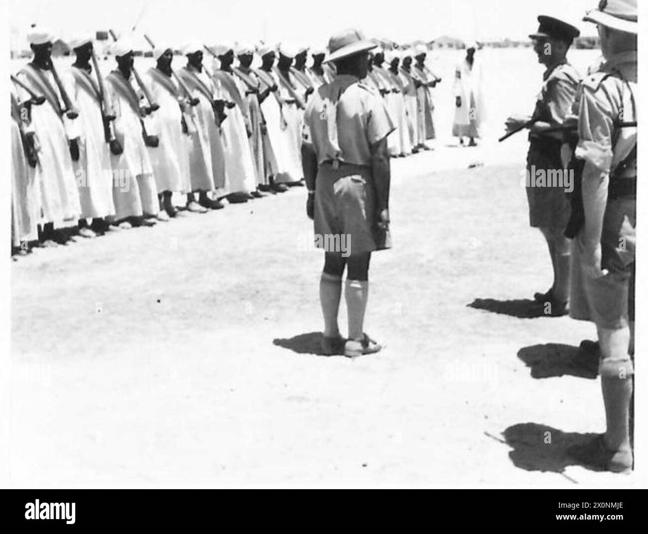 LES ACTIVITÉS DU ROYAL ORDINANCE CORPS AU MOYEN-ORIENT - le C.O. inspectant les Chaffirs soudanais (gardiens). Négatif photographique, Armée britannique Banque D'Images