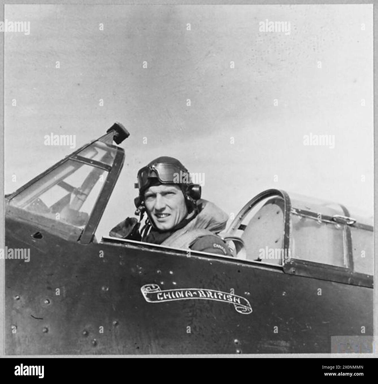 LES HOMMES ET LES MACHINES DE L'ESCADRON DE CHASSE "CHINA BRITISH" - le "China British" R.A.F. Fighter Squadron, souscrit par les communautés britanniques en Chine et équipé de Hurricanes, incorpore dans son insigne les caractères chinois "Chu Feng" - "Fierce Wind" ou "Hurricane", et la devise "Rise from the East". Formé lors de la dernière guerre, l'escadron a été dissous en 1919 et réformé en 1935. Elle a joué un rôle éminent dans les opérations depuis 1939. [Photos publiées en 1942] le C.O. dans le cockpit de sa machine, montrant le nom «China-British». Négatif photographique, Royal Air Force Banque D'Images