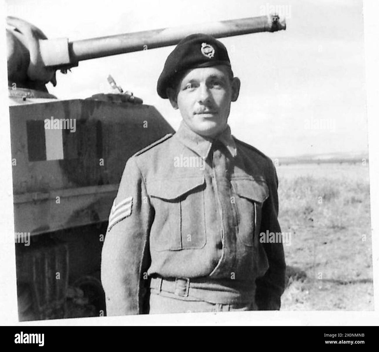 ITALIE AVEC LA HUITIÈME ARMÉE 'HOMMES D'ALAMEIN' - l'un des 'rats du désert' Sgt. H. Zolk, R.T.R., HQ., escadron, d'une brigade blindée, de South Tor, Torrs Park, Ilfracombe, Devon. Il a été mentionné deux fois dans des dépêches et pendant les campagnes dans le désert, quatre chars ont été abattus sous lui - deux en une journée. Il a été blessé à deux reprises, une fois à l'oeil et une fois à l'épaule et, à l'exception d'une semaine à l'hôpital et de deux semaines de congé, il est en première ligne depuis son arrivée à l'étranger il y a deux ans et demi. Négatif photographique, Armée britannique Banque D'Images
