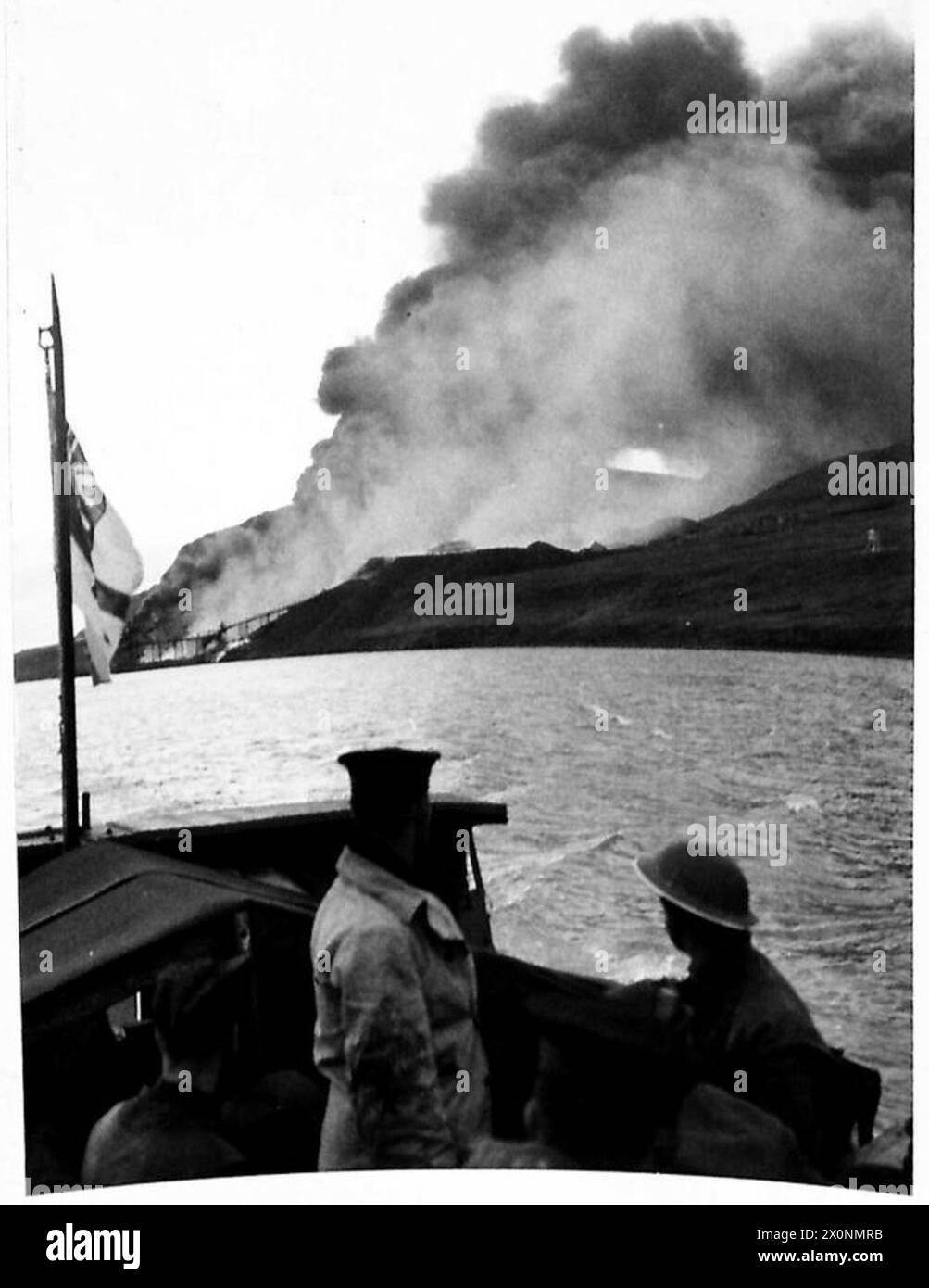 Des décharges de pétrole et de charbon brûlent alors que les troupes se retirent lors du raid du Spitzberg, capturé dans un négatif photographique de l'armée britannique. Banque D'Images