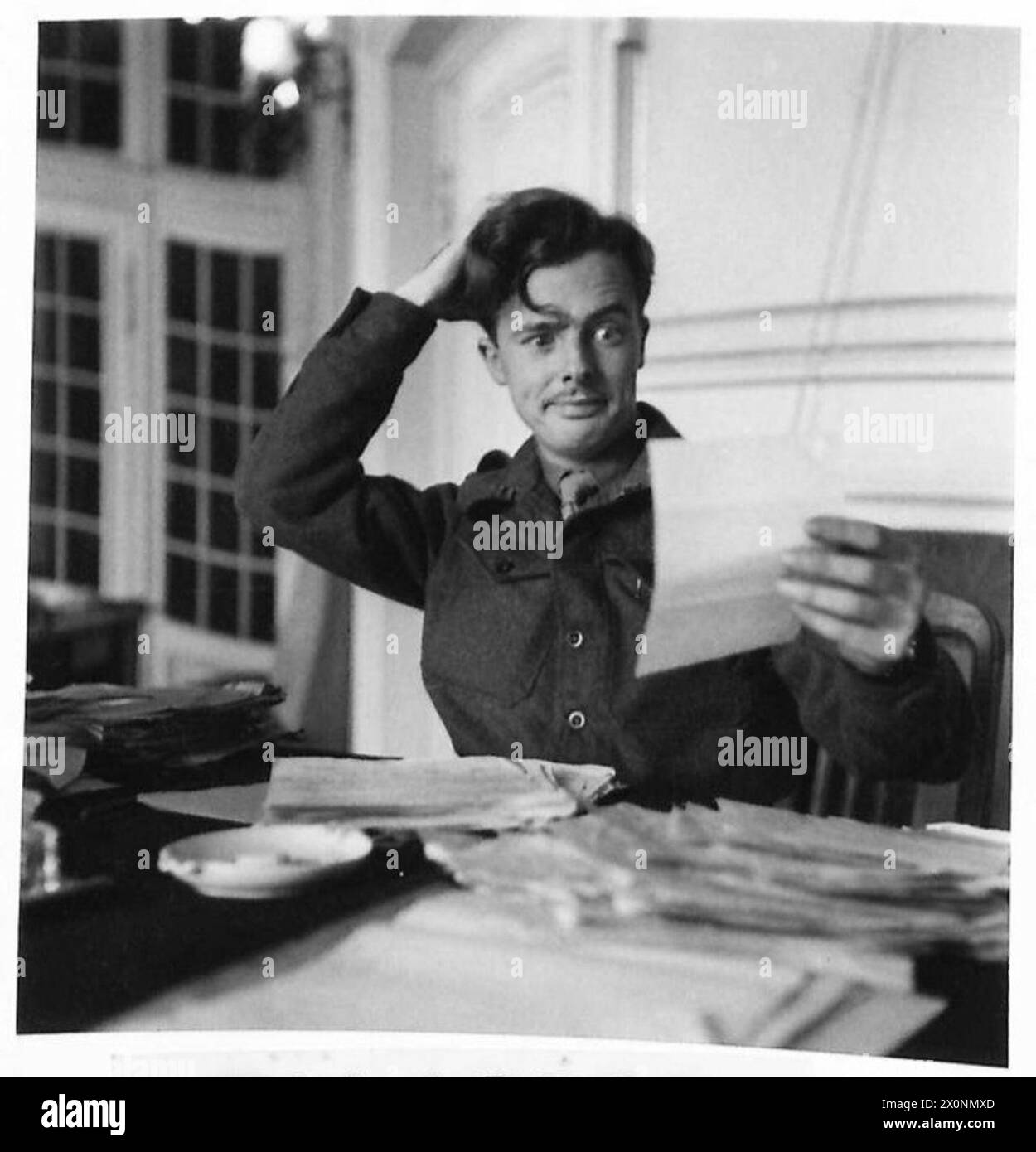 Un radiodiffuseur du British Forces Network à Hambourg traite les requêtes en direct, illustrant les opérations radio, les communications et les services de divertissement pour les troupes stationnées en Allemagne. Banque D'Images