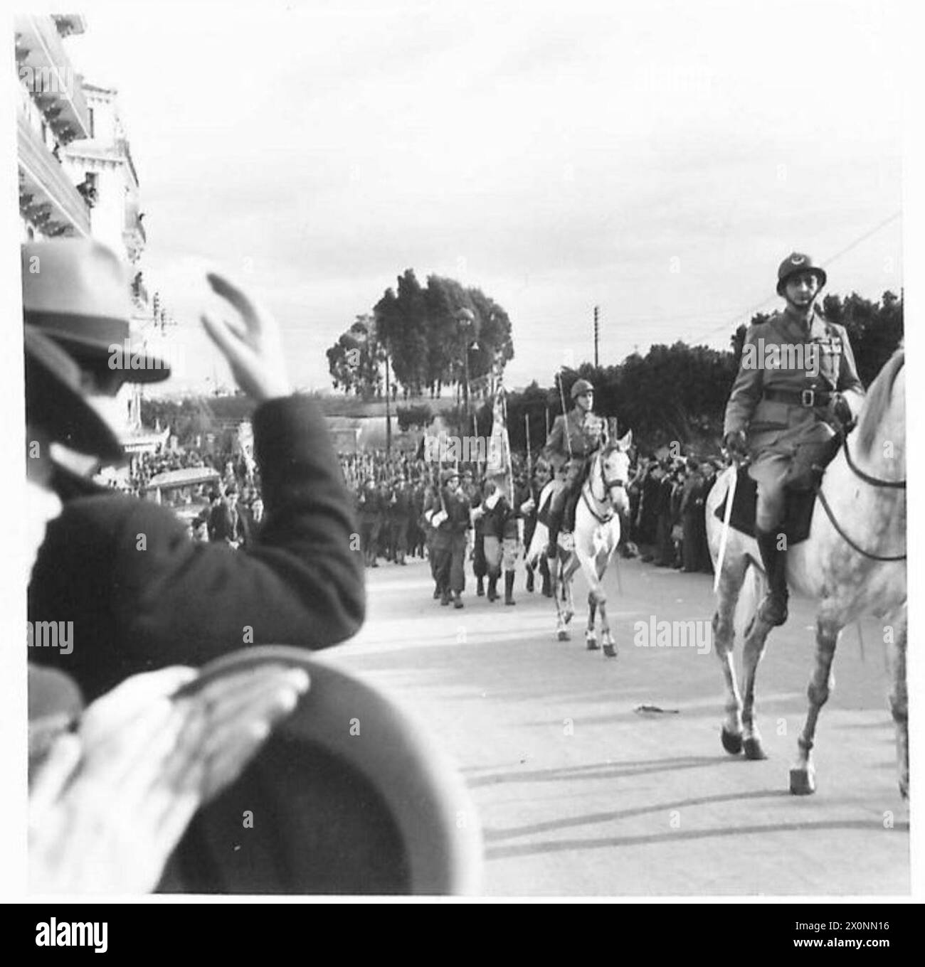 Unité militaire française dirigée par deux officiers à cheval lors d'un défilé cérémoniel à Alger occupée par les Alger, commémorant probablement la victoire de Napoléon à Austerlitz le 2 décembre 1942. Banque D'Images