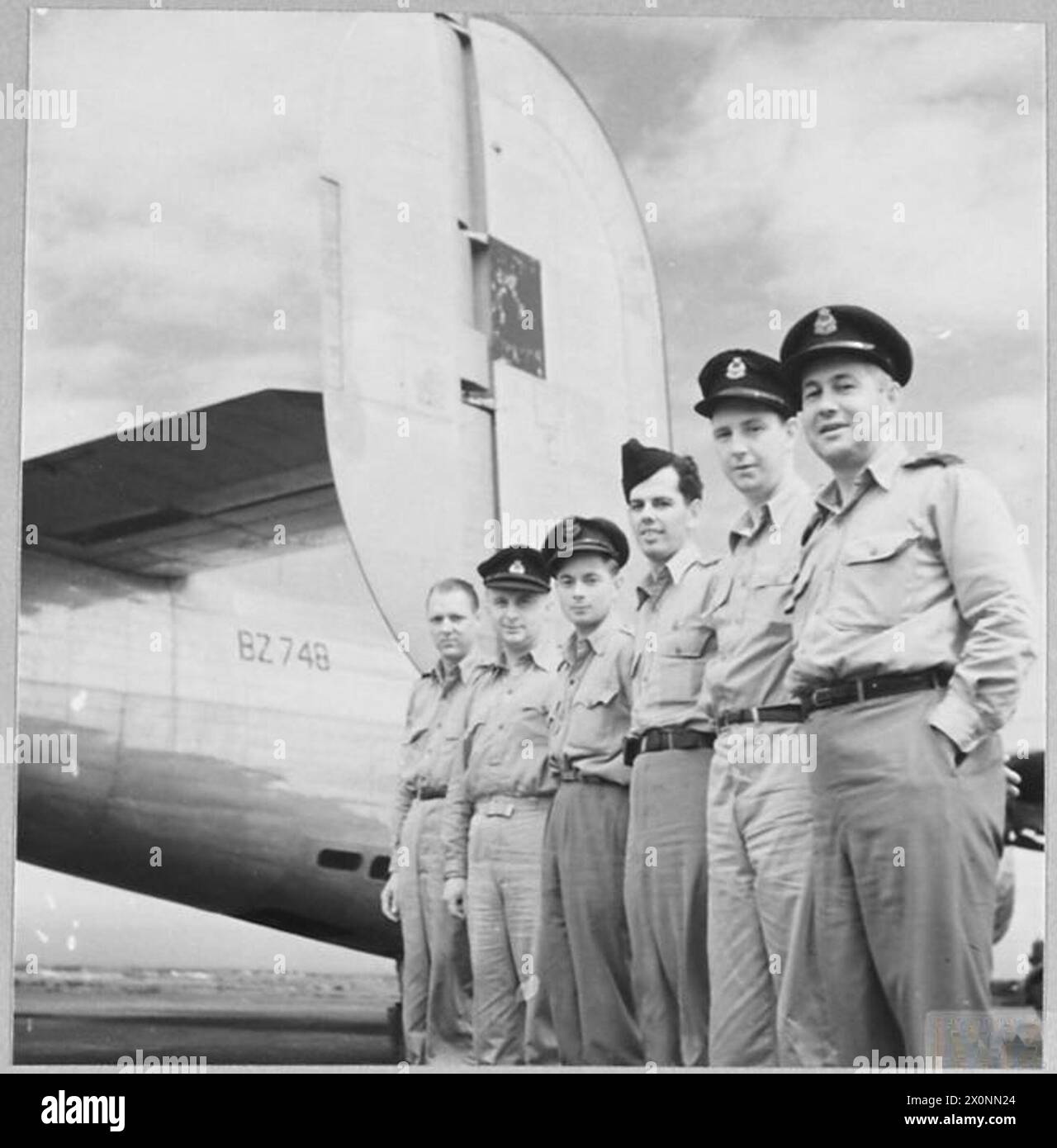 R.A.F. TRANSPORT COMMAND ATLANTIC ROUTES - pour l'histoire voir CH.15929 photo publiée en 1945 montre - Un groupe de l'équipage Liberator - de droite à gauche - Capitaine H.J. Bowen ; 1er officier - T.M. Bante ; ingénieur de vol - R.D. Simonson ; navigateur - Flying Officer 'Pinky' Grocott ; officier radio - E.N. Flight; greffier - L.H, Brackin. Négatif photographique, Royal Air Force Banque D'Images