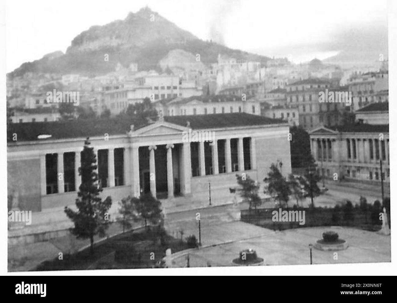 Depuis un point fort à Athènes, les troupes observent le mont. Lycabette et une colonne de fumée sur le flanc est. Des convois de nuit se déplacent le long de l'autostrada depuis la tête de pont, avec des fusées éclairantes de la RAF éclairant la zone. Documenté dans un négatif photographique de l'armée britannique. Banque D'Images