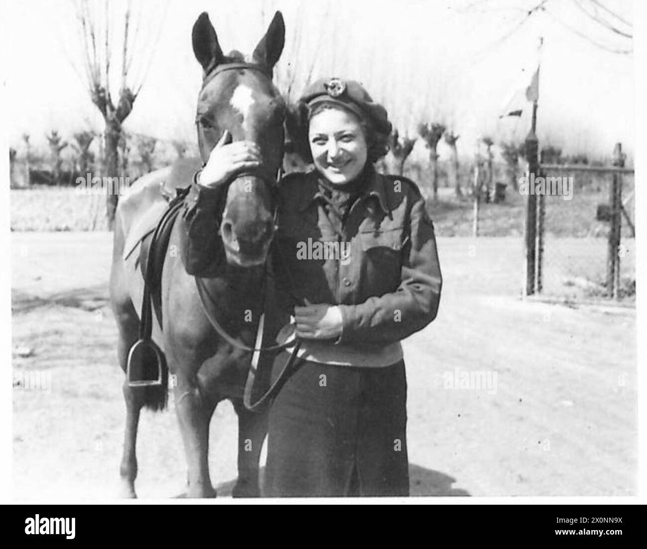 Lucia Guerra de Ravenne est secrétaire du colonel Bulow des partisans de S. Alberto, puis infirmière de la Croix-Rouge. Des négatifs photographiques documentent les rôles de liaison et de soutien de l'armée britannique. Banque D'Images