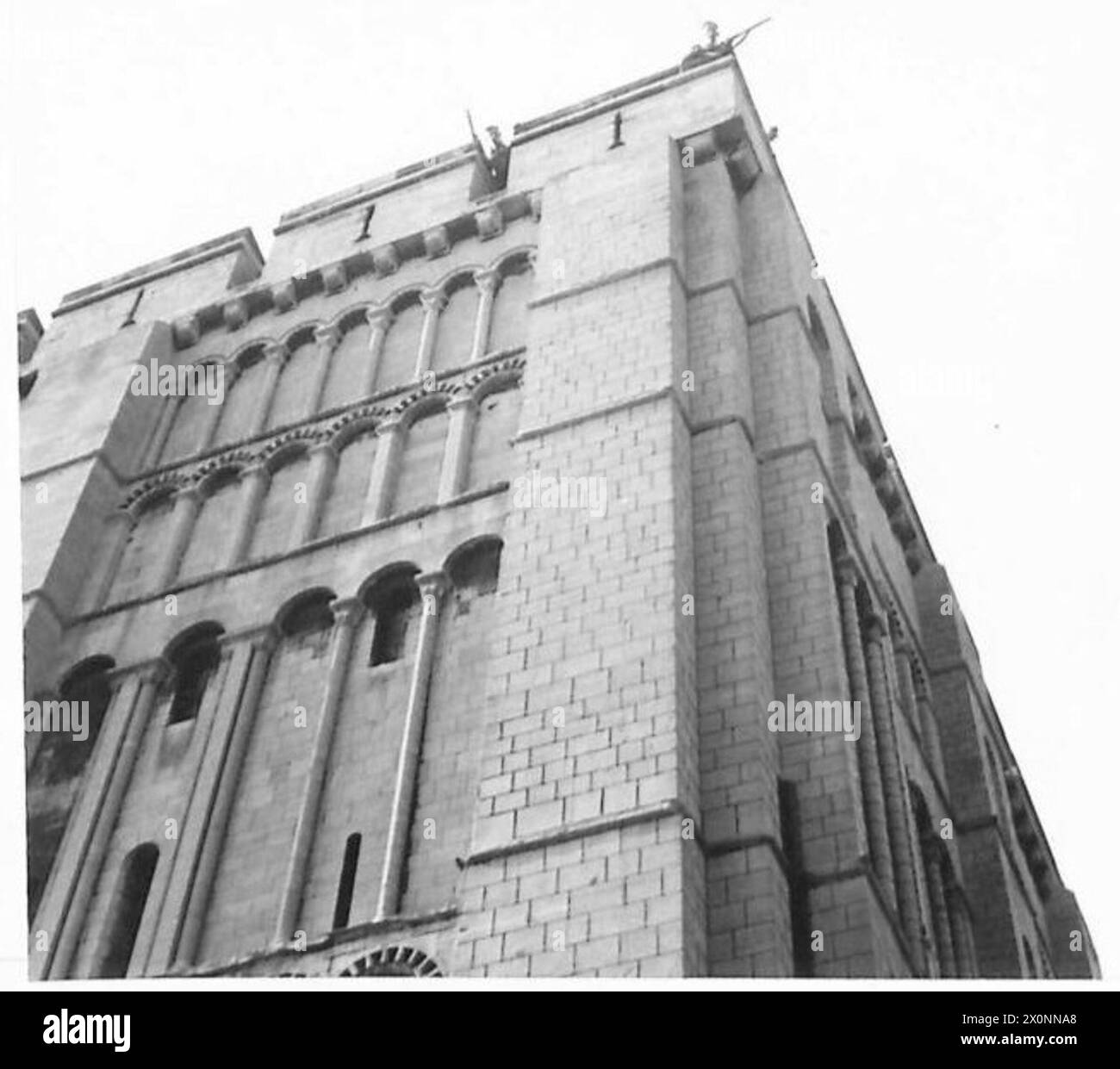 Négatif photographique représentant des parachutistes britanniques menant un exercice d'assaut depuis la Castle Tower surplombant Norwich. Banque D'Images