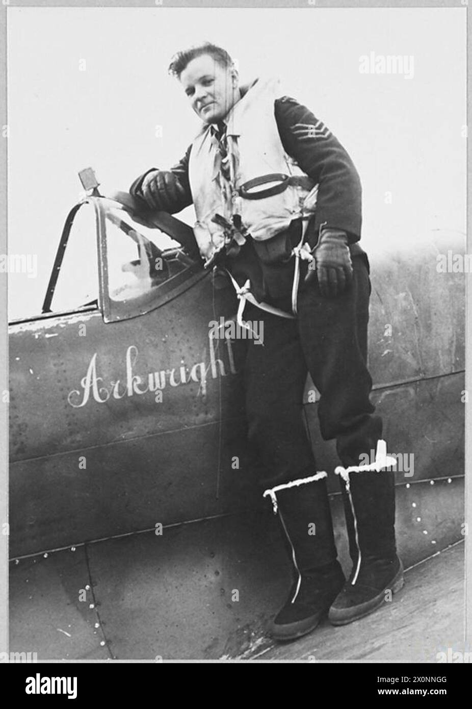 Le sergent G.V. Mountseer d'Australie avec un avion nommé de la RAF, photographié en format négatif. Banque D'Images