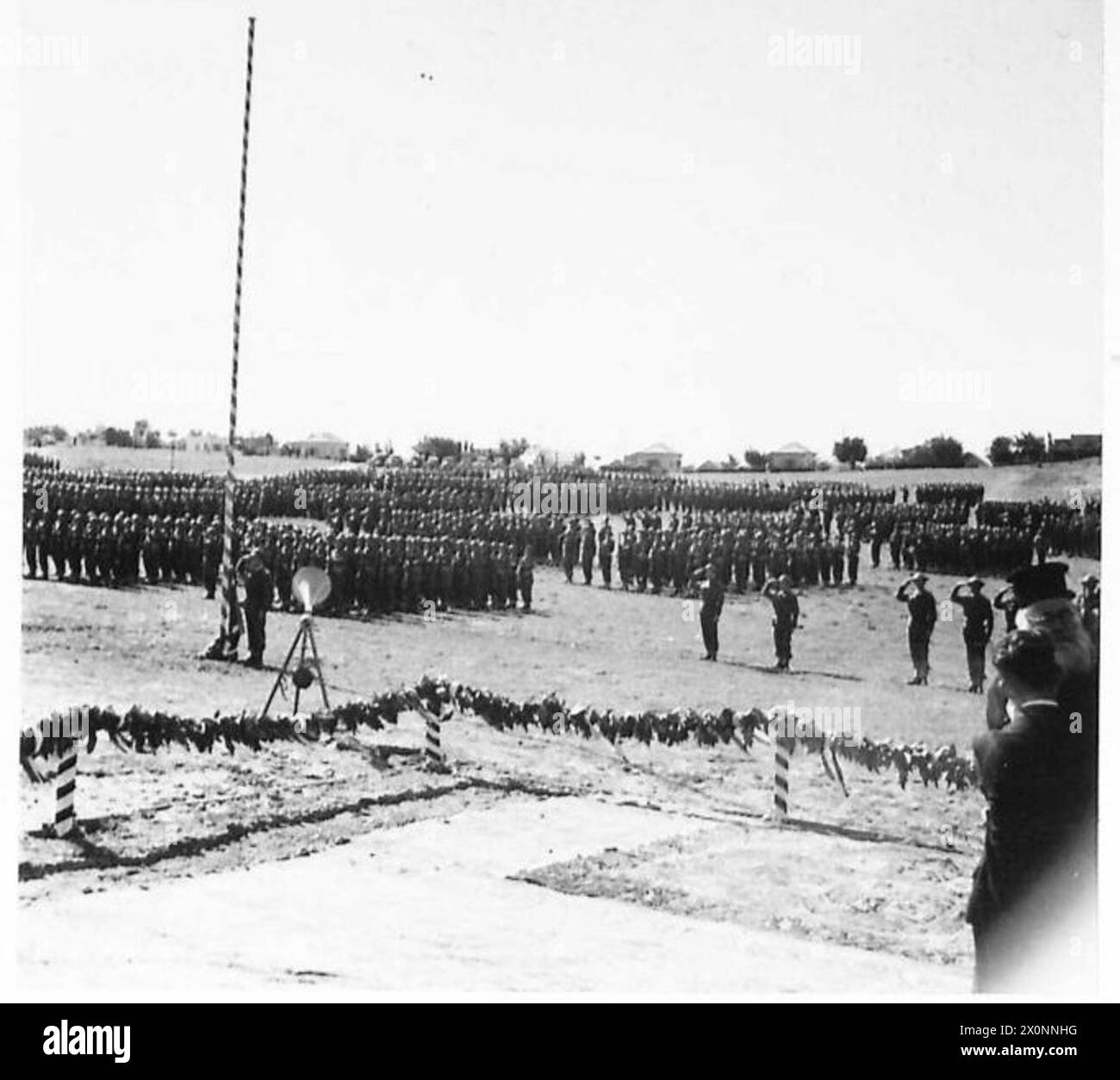 Le roi grec passe en revue les troupes lors des célébrations de la fête nationale, observant un défilé militaire. Banque D'Images