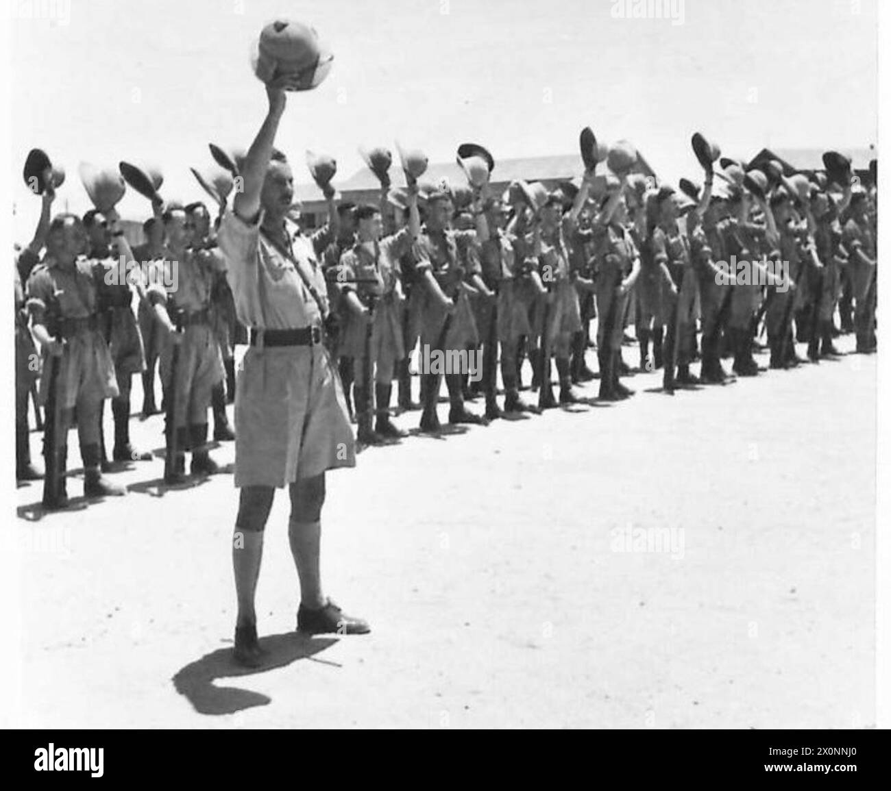 Le personnel du Royal Ordnance corps au moyen-Orient applaudit lors d'un défilé après que le commandant leur ait adressé la parole. Banque D'Images