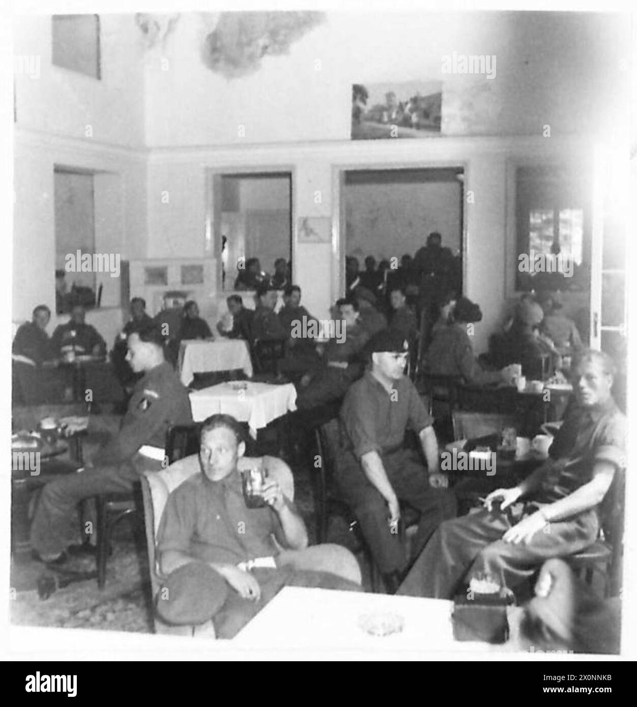 Les troupes britanniques assistent à l'ouverture du jerboa Club à Berlin pendant l'occupation d'après-guerre. Banque D'Images