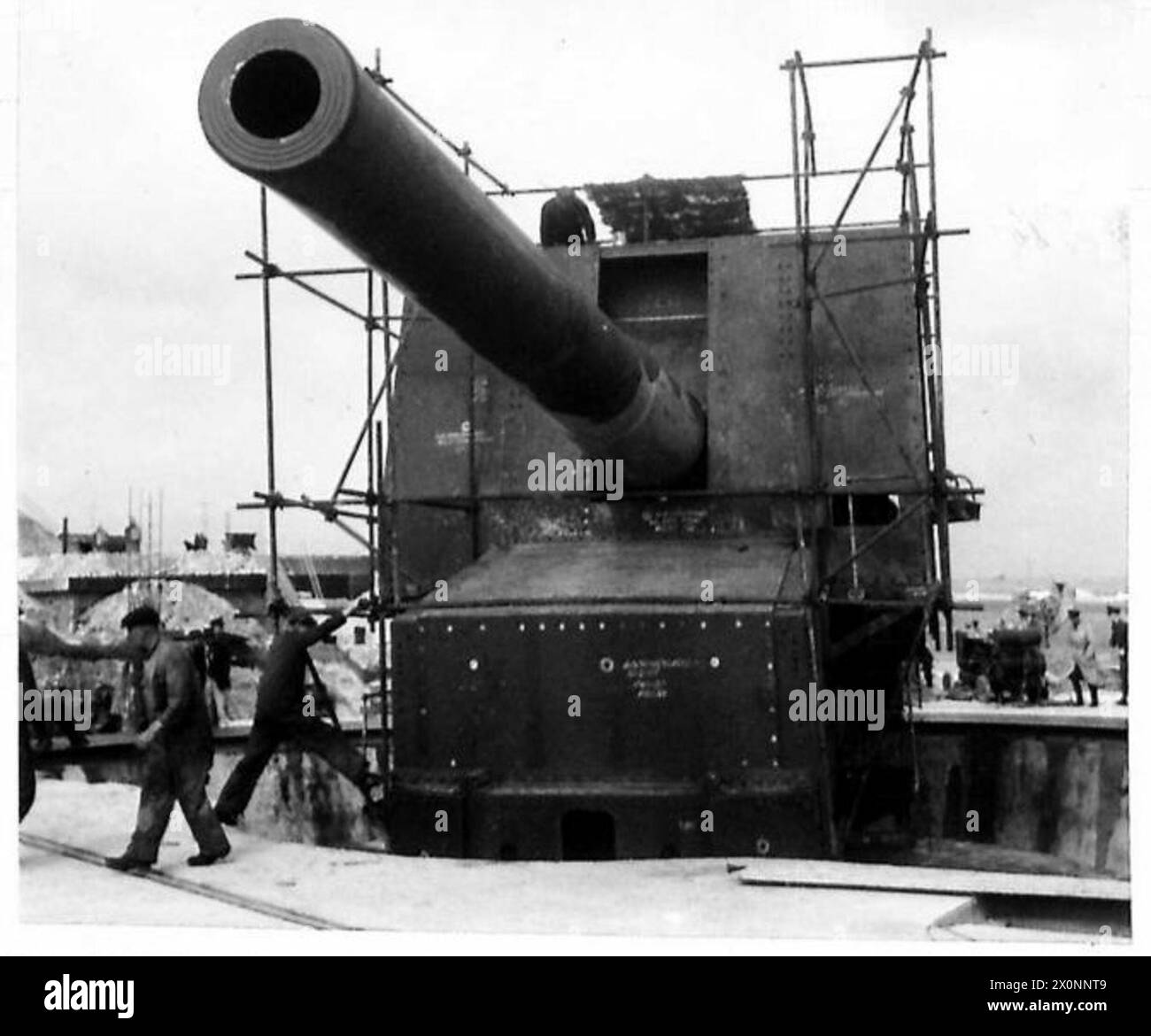 Les soldats préparent un fusil Cross Channel pour le tir, effectuant des tâches pré-tir. Banque D'Images