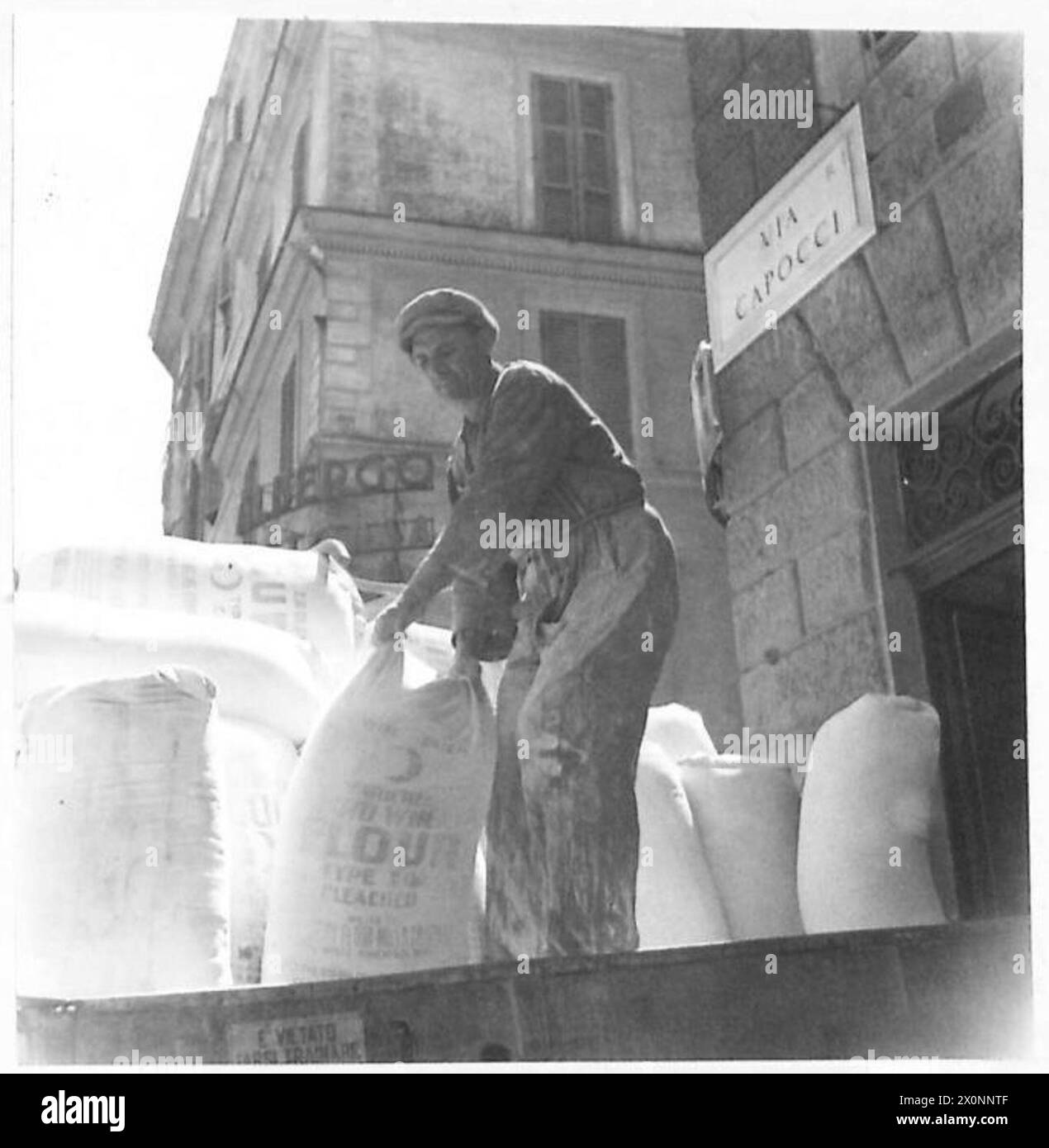 Un camion AMG livre de la farine à une boulangerie du No.1 via Capocci à Rome pour la production de pain pendant les opérations Allied en Italie. Banque D'Images