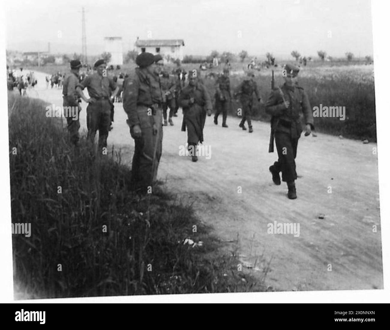 LES CHETNIKS SE RENDENT - les troupes Chetnik se déplacent dans leur zone de liège. Négatif photographique, Armée britannique Banque D'Images