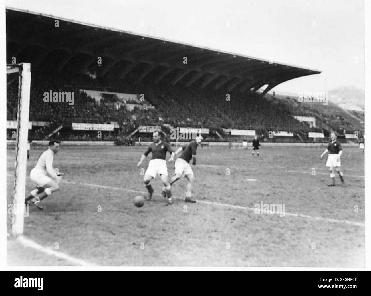 Lors d'un match de football entre la 5e et la 8e armées, Hamilton de la 8e armée marque les trois buts contre le gardien de la 5e armée Hanson. Banque D'Images