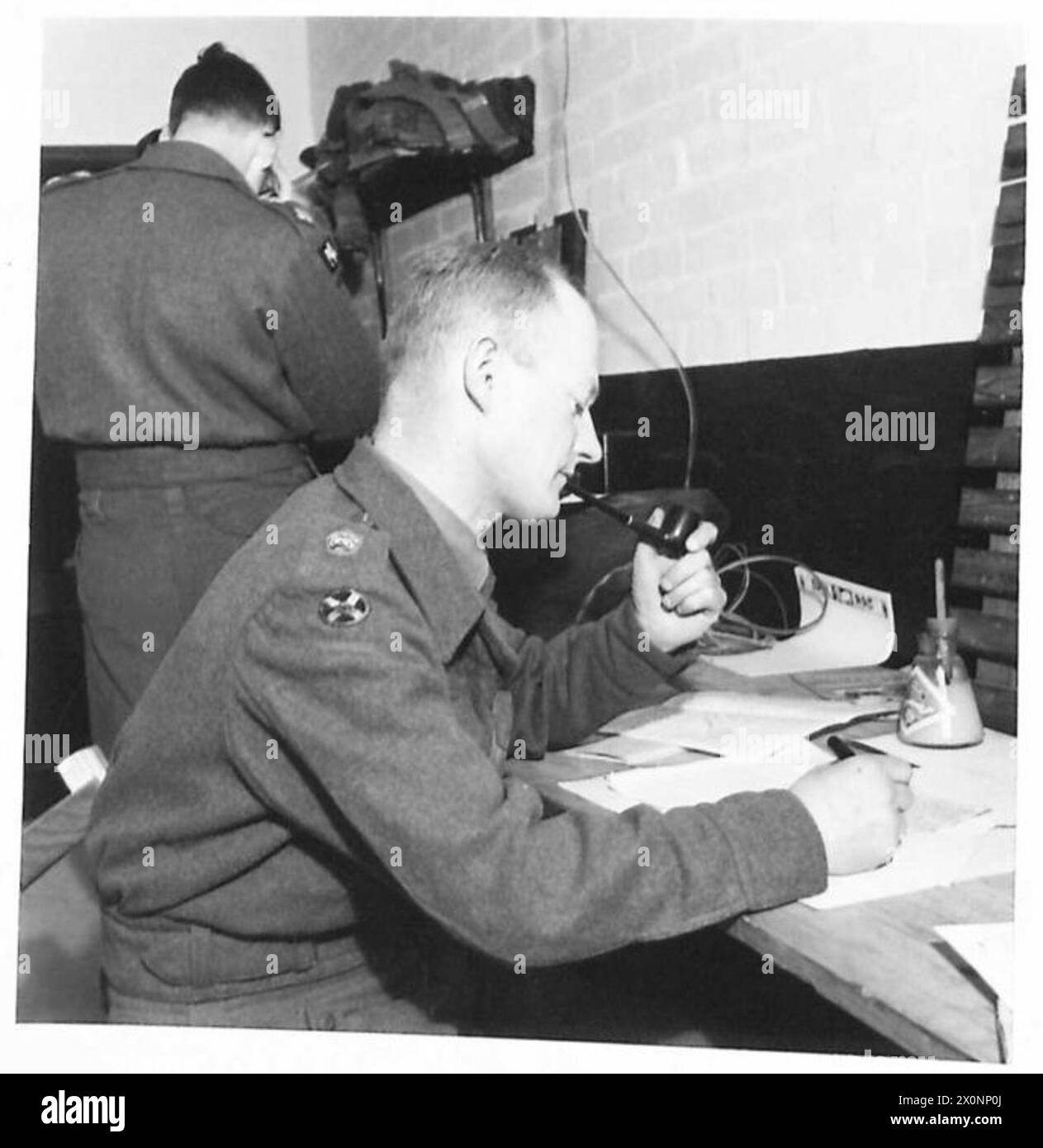 'THE BULLDOG DAILY' (EXERCICE SPARTIATE) - Major Bruce Langley, rédacteur en chef du 'Bulldog' au travail dans son bureau sur le terrain. Négatif photographique, Armée britannique Banque D'Images