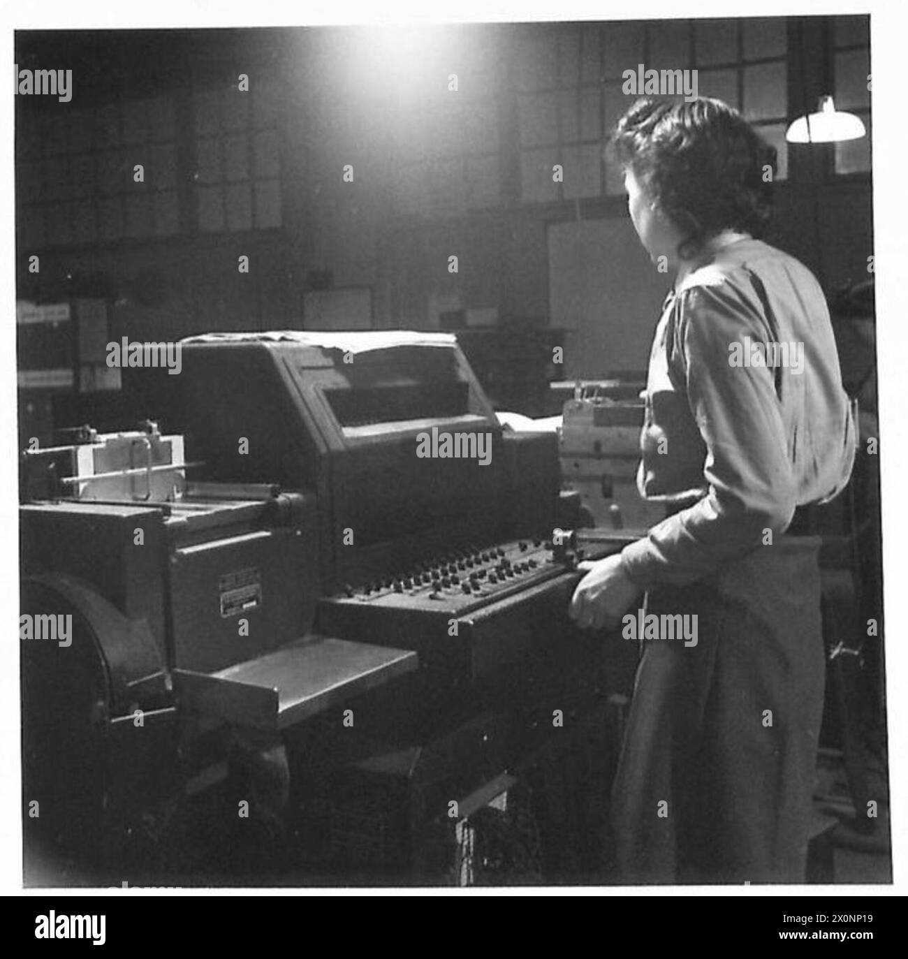 Une machine de tabulation est utilisée dans le War Office Central Card Index pour organiser les enregistrements. Négatif photographique, armée britannique. Banque D'Images