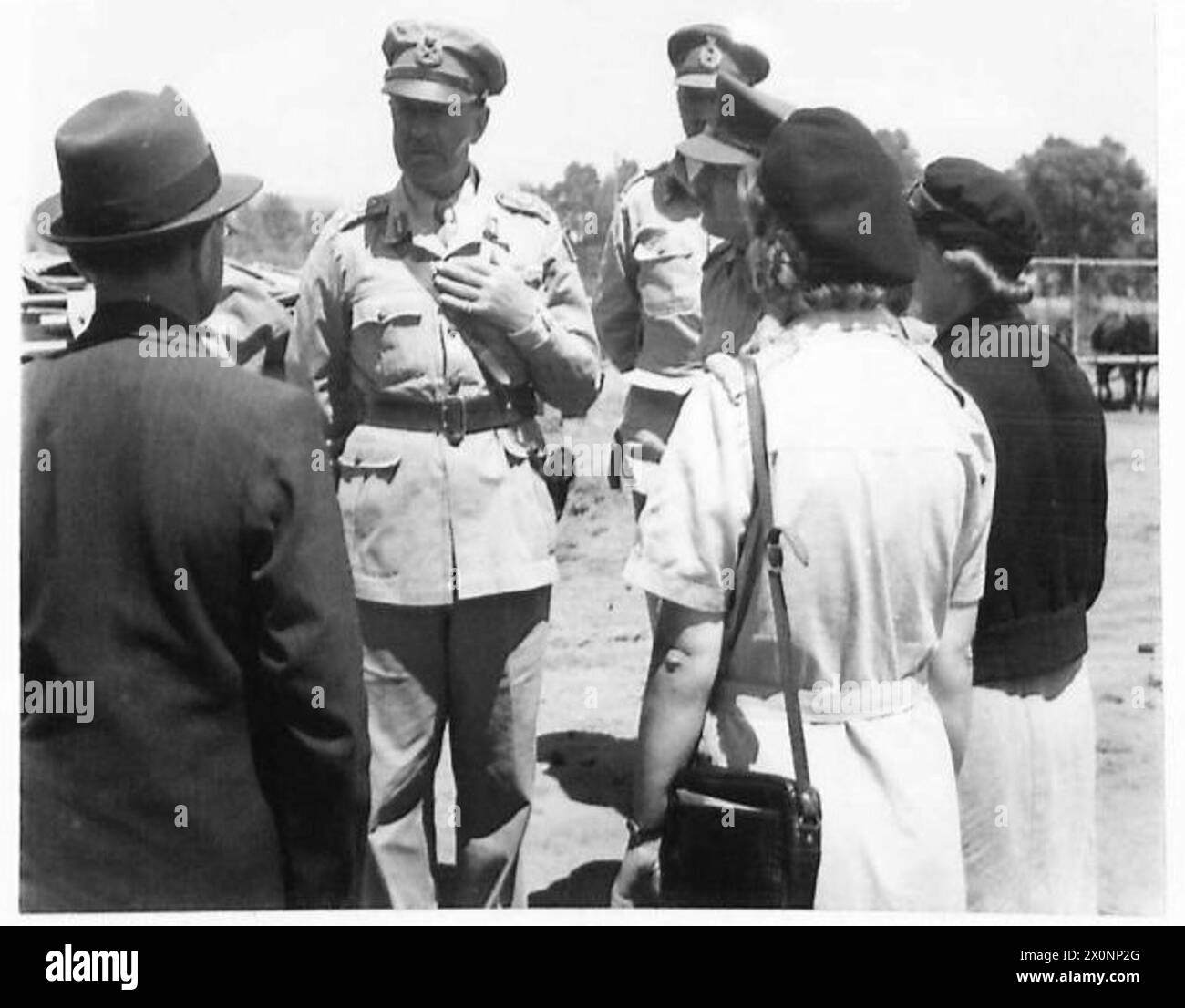 Le maréchal Alexander rencontre des infirmières de la Croix-Rouge et le Dr Valentin Mersol, président du Comité slovène pour les réfugiés, dans la zone du 5e corps administrée par la 1re Brigade des gardes. Négatif photographique, armée britannique. Banque D'Images
