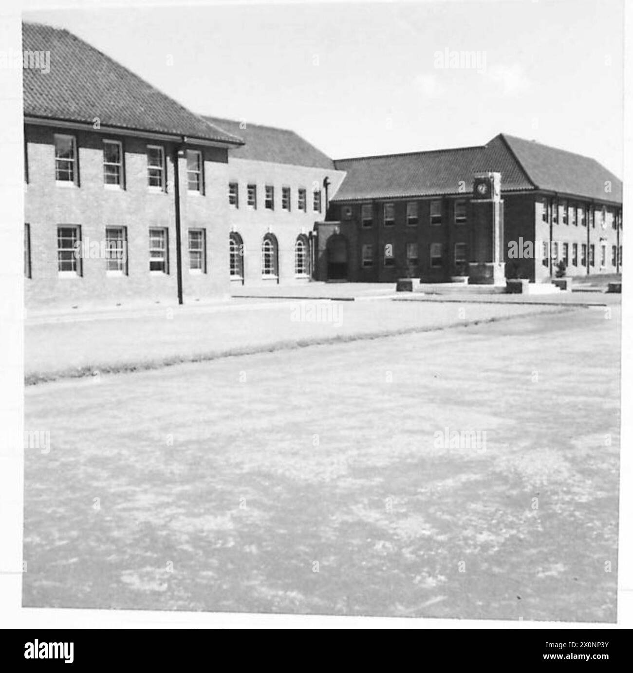 Vue de face du bloc Sandhurst à Ballymena, comté d'Antrim, montrant l'architecture et les installations des bâtiments militaires. Négatif photographique, armée britannique. Banque D'Images