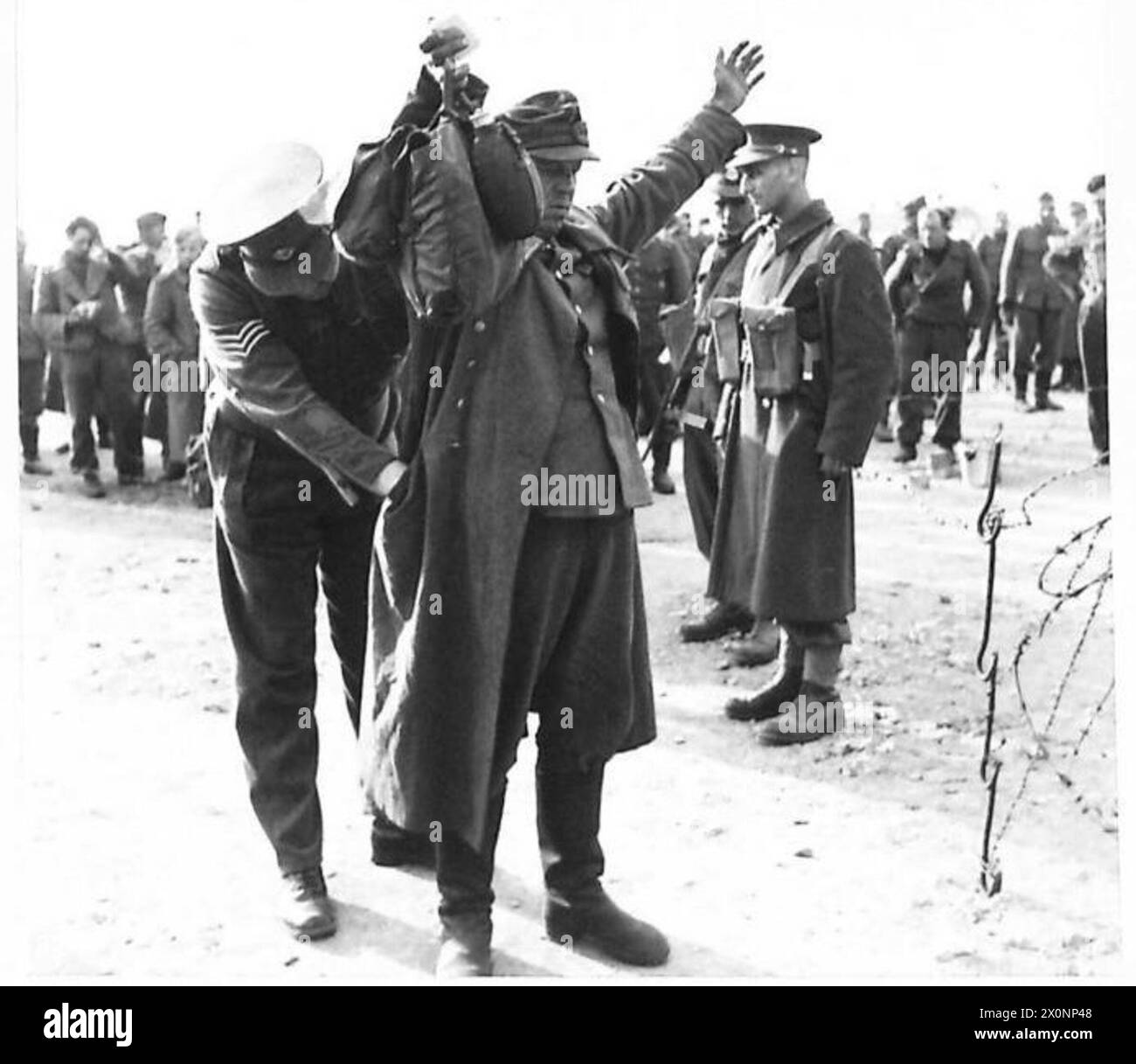 LES PREMIERS PRISONNIERS ALLEMANDS - prisonniers fouillés pour des armes cachées, etc Négatif photographique, Armée britannique Banque D'Images