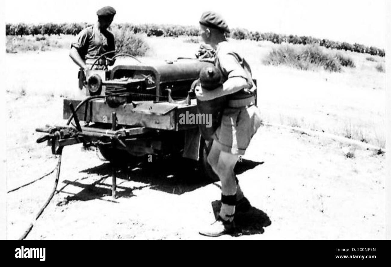 SPR Gillard de Bath positionne une bouteille d'acétylène comme partie d'une unité de soudage aéroportée avec un équipement de soudage électrique alimenté par une remorque dynamo et des batteries. Banque D'Images