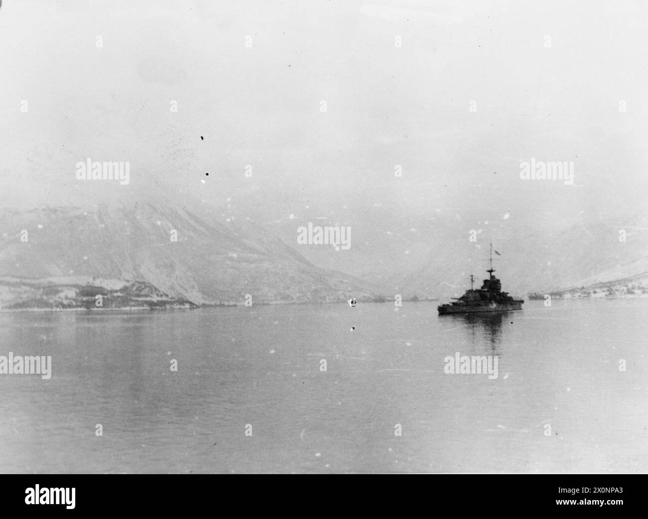 Le HMS Waryet revient après la deuxième action navale britannique au large de Narvik le 13 avril 1940, avec Framesodden point visible à l'entrée du port. Banque D'Images