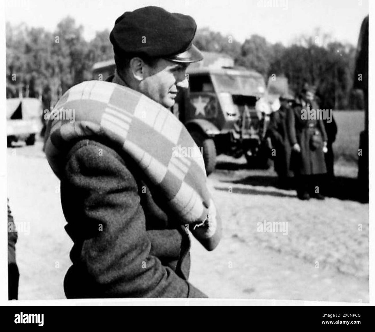 Portrait de Gustaaf attendant de commencer la première étape de son voyage de retour après cinq ans de service. Négatif photographique, armée britannique, 21e groupe d'armées. Banque D'Images