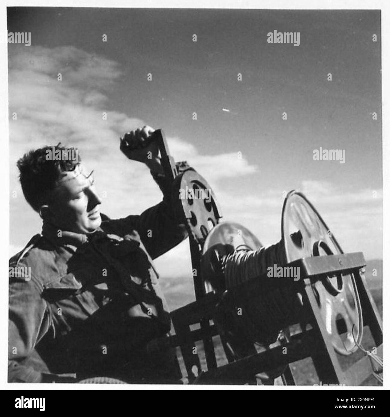 Le caporal H. Willacy de Loughton enroule dans un câble tandis que les troupes du Royal corps of Signals établissent des lignes de communication pour le 5e bataillon du Northamptonshire Regiment. Négatif photographique, armée britannique. Banque D'Images