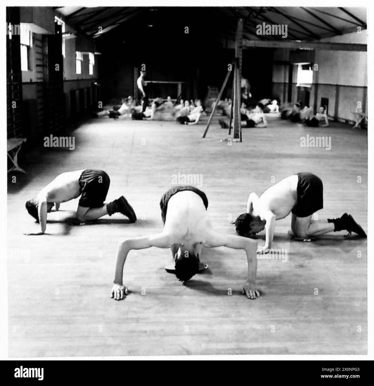 Un exercice de correction de la colonne vertébrale est effectué au Centre de développement physique. Banque D'Images