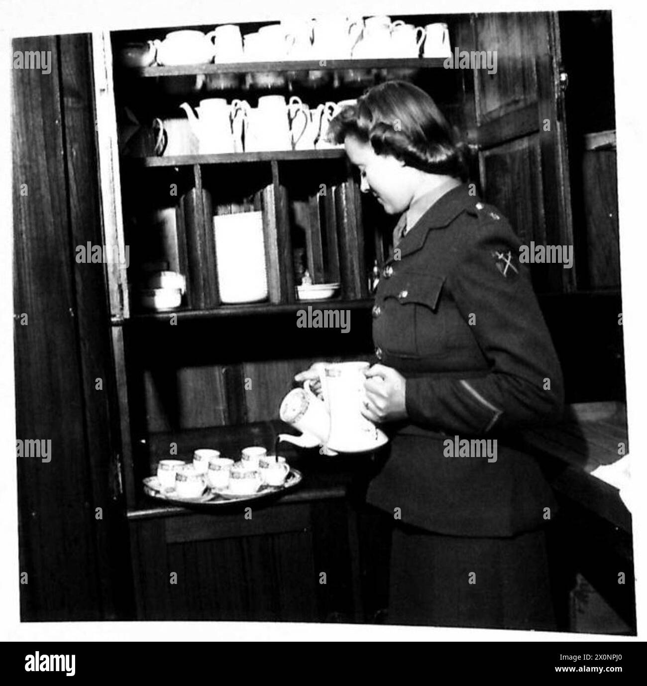La privée Betty Foyle verse du café dans le garde-manger du wagon-restaurant spécial du C-in-C. Un négatif photographique documente ses tâches dans le train. Banque D'Images