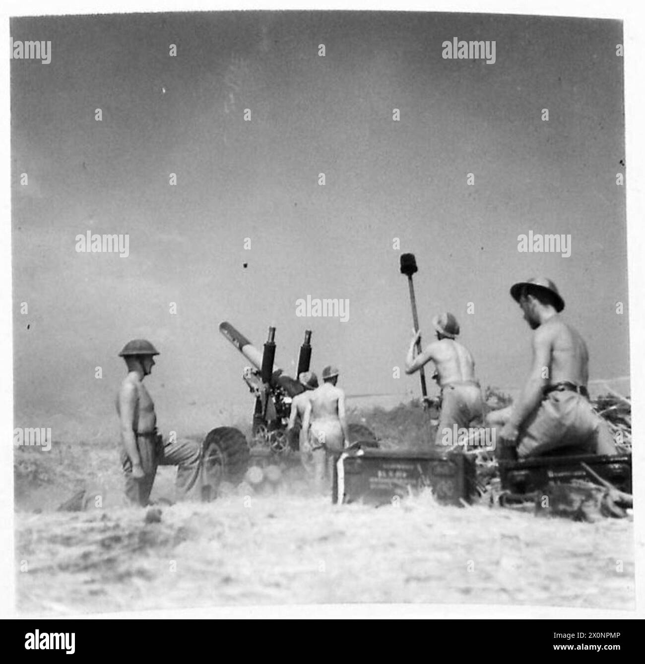 Un canon moyen du Shropshire Yeomanry est en action dans le nord-est de la Sicile pendant l'invasion. Banque D'Images