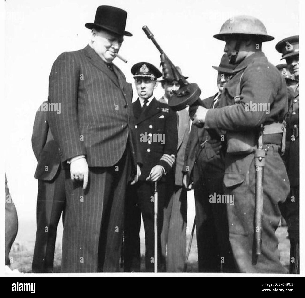 Winston Churchill visite les défenses du Nord-est et observe le mécanisme d'un canon Tommy. Banque D'Images