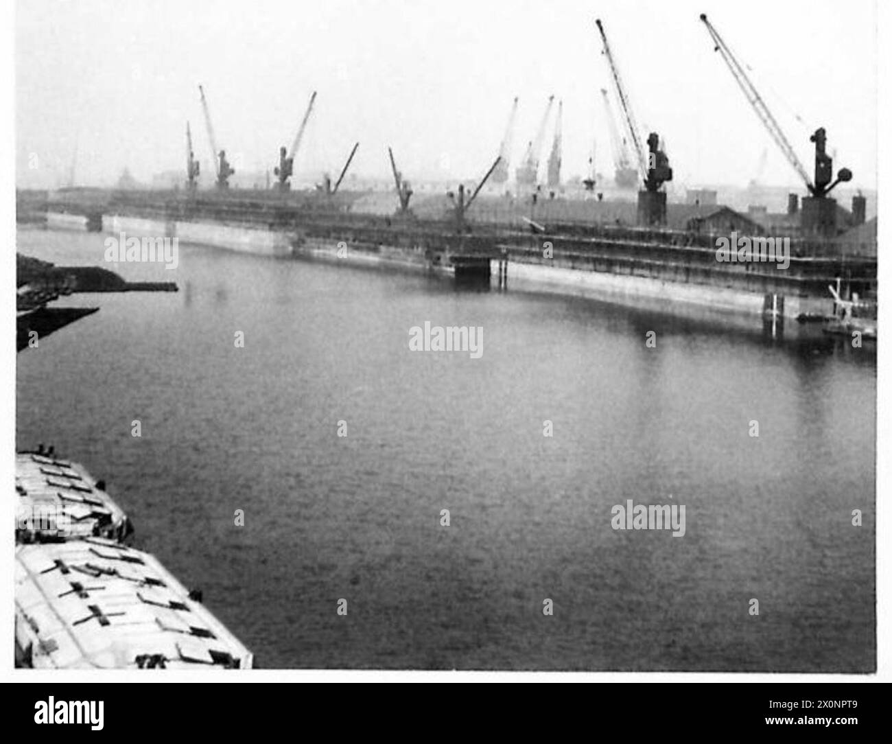 Vue générale du quai West India montrant les types A.1., A.2. Et B.1. Bâtiments sous le contrat Phoenix. Négatif photographique, armée britannique. Banque D'Images