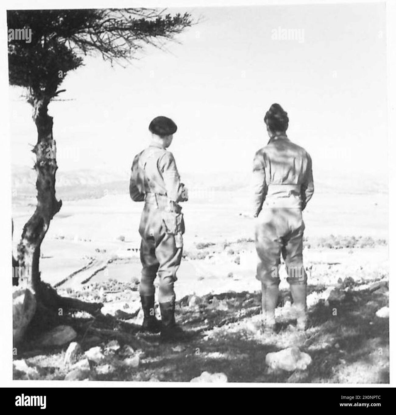 Le sergent Penny du 5e escadron de campagne, du génie royal, de la 6e division blindée britannique et du soldat Hill du 141e corps de signalisation américain observe un district d'Ain Tunga pendant la campagne de Tunisie, le 3 janvier 1943. Banque D'Images