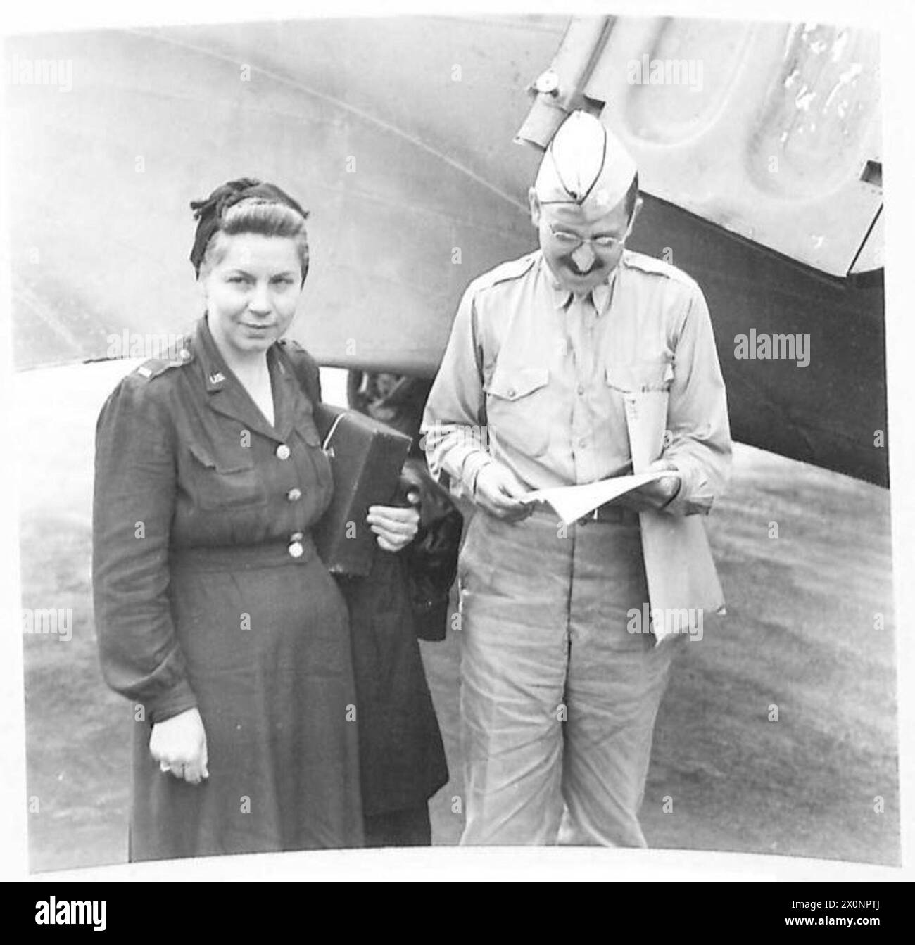 L'infirmière Lieutenant Serch et le Colonel carter sont montrés avant de monter à bord d'un avion transportant un général blessé d'Afrique du Nord au Royaume-Uni. La photographie documente les procédures d'évacuation médicale. Les images proviennent de l'armée britannique. Banque D'Images