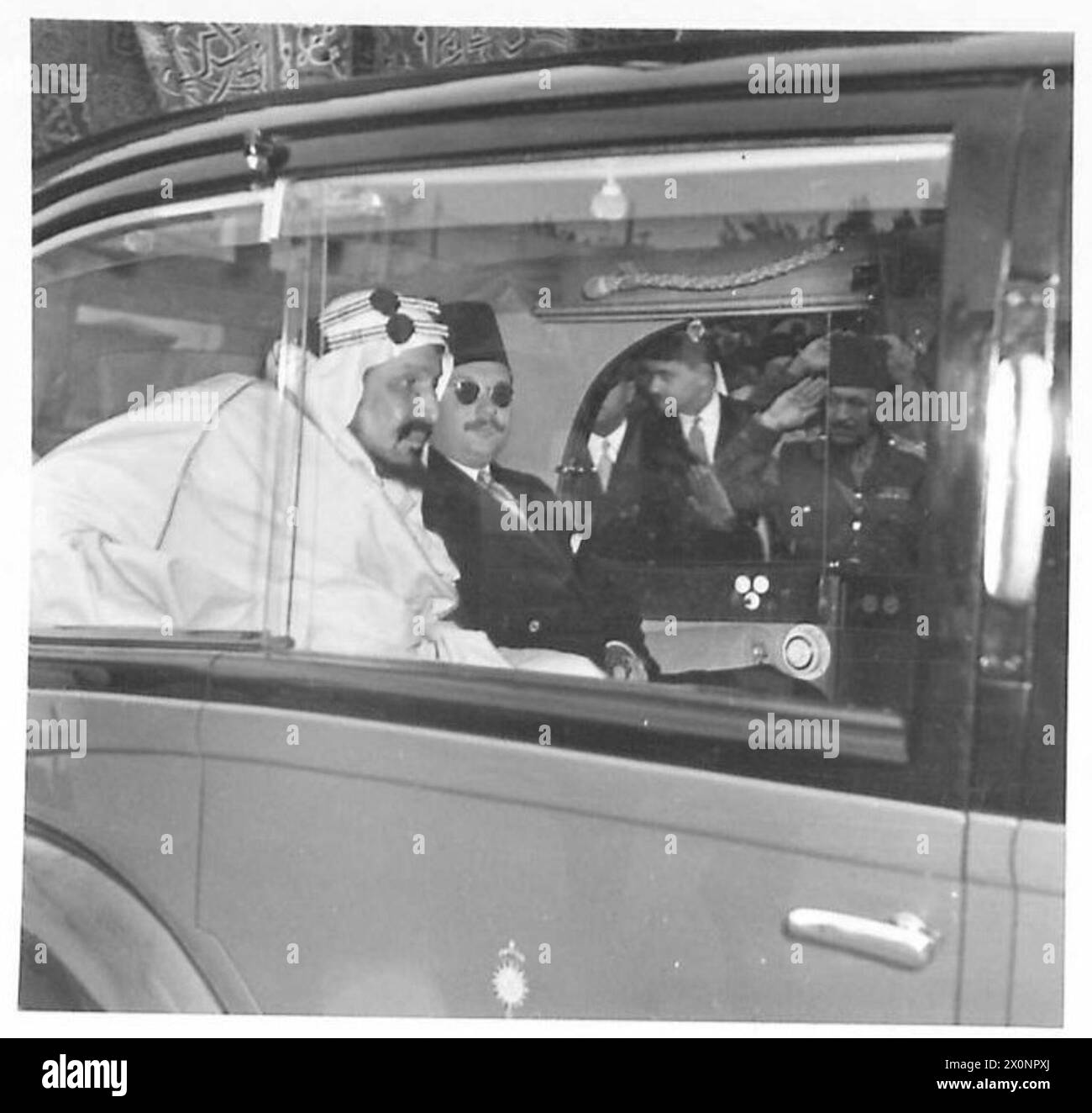 Le roi Abd al-'Aziz Ibn Saoud et le roi Farouk partent en voiture après avoir visité une mosquée lors d'une visite d'État en Égypte. Banque D'Images