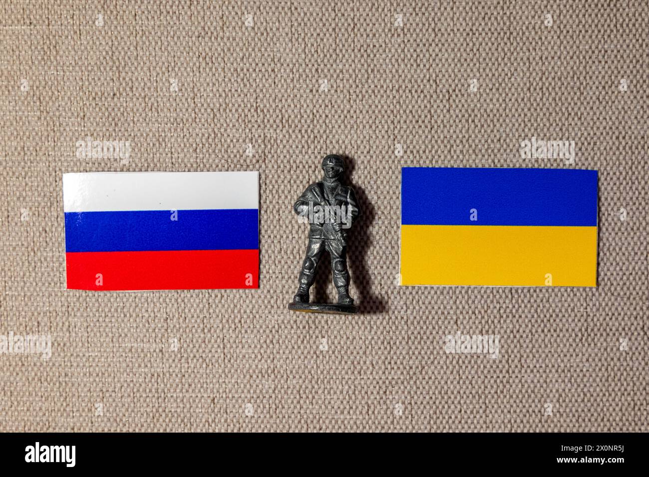 La figure d'un soldat sur le fond des drapeaux de la Russie et de l'Ukraine Banque D'Images