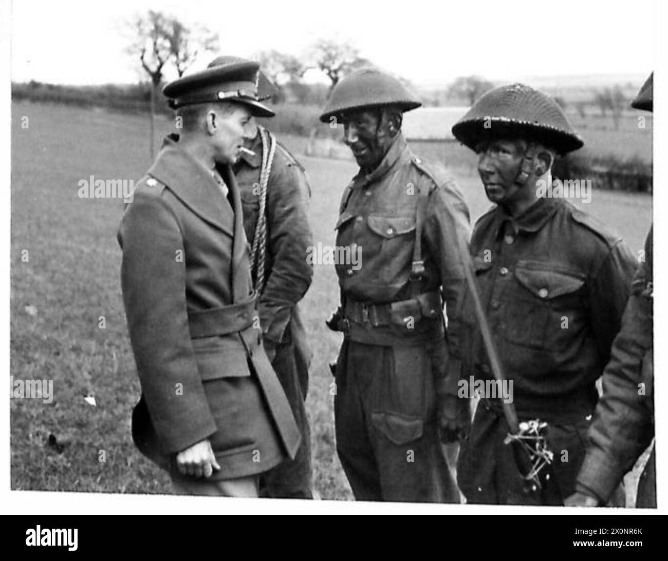 Un officier américain instruit les jeunes soldats d'une patrouille de combat à la suite d'une démonstration tactique. Banque D'Images
