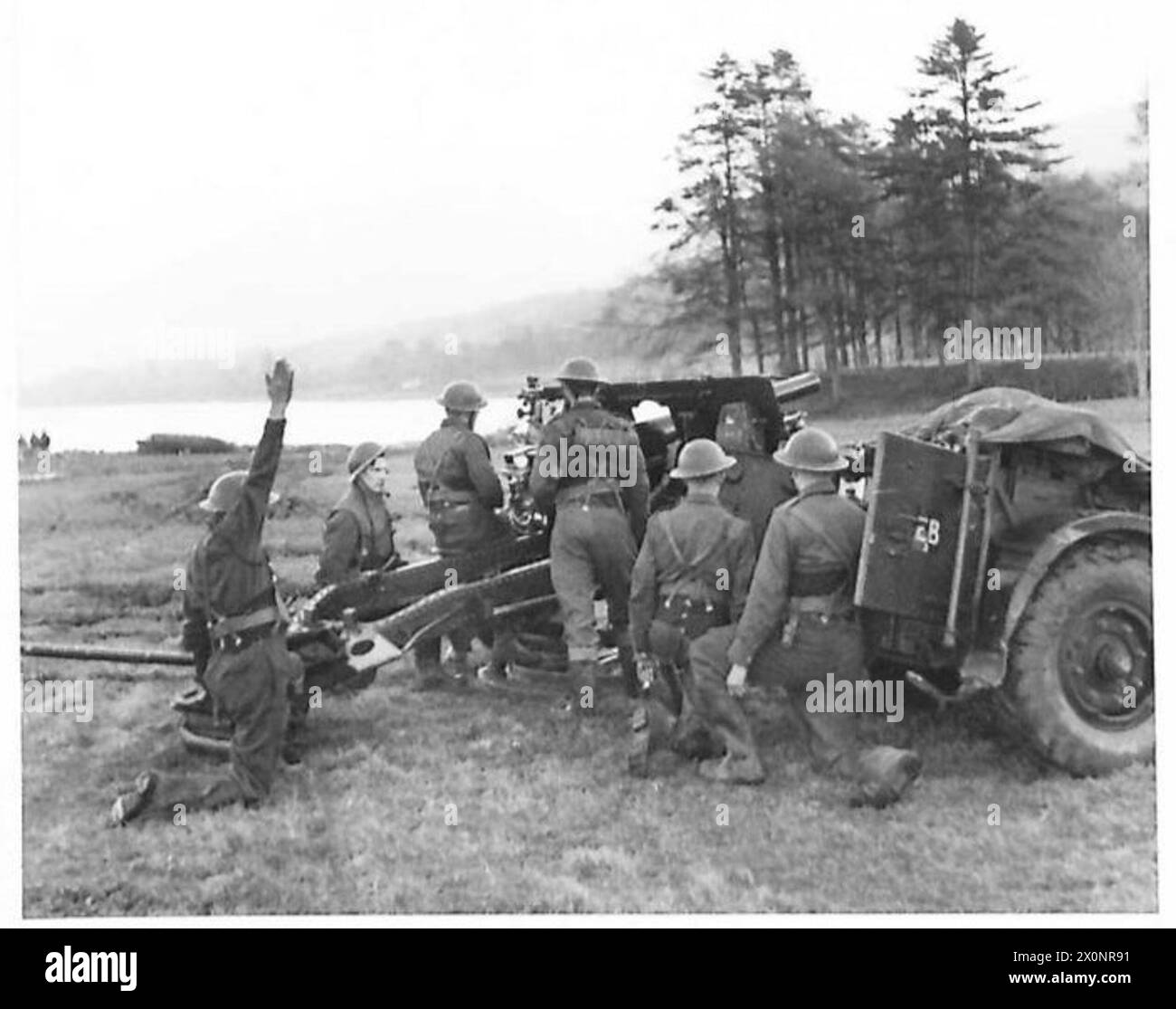 FORMATION AUX OPÉRATIONS COMBINÉES - après l'atterrissage, le 25-pdr. La batterie entre en action. Négatif photographique, Armée britannique Banque D'Images