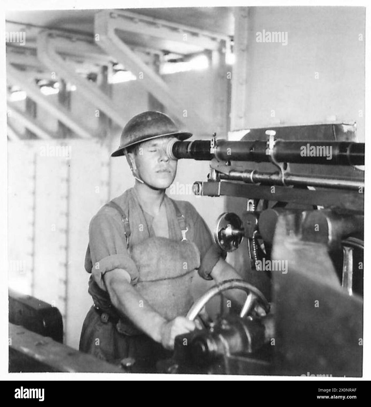 Une couche de canon est photographiée visant une pièce d'artillerie britannique surnommée « une des dents de John Bull ». Banque D'Images