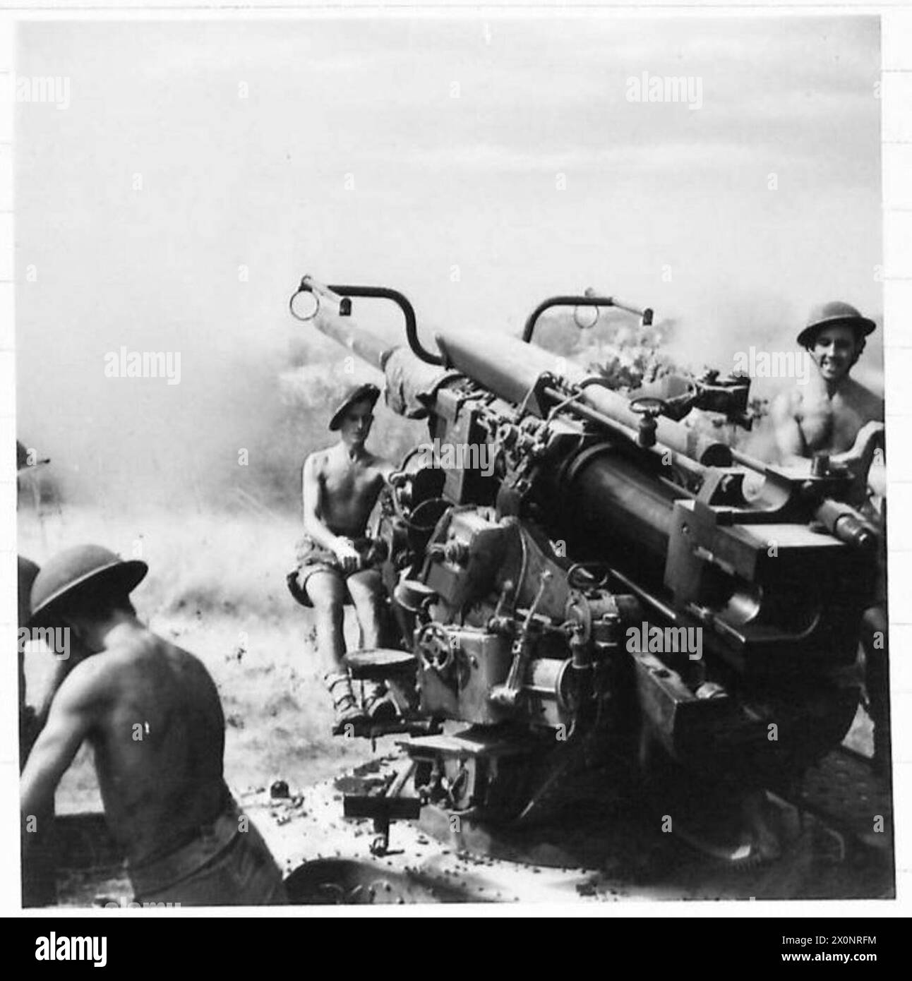 Un canon antiaérien de 3,7 pouces de la 8e armée bombarde la ligne gothique. Banque D'Images