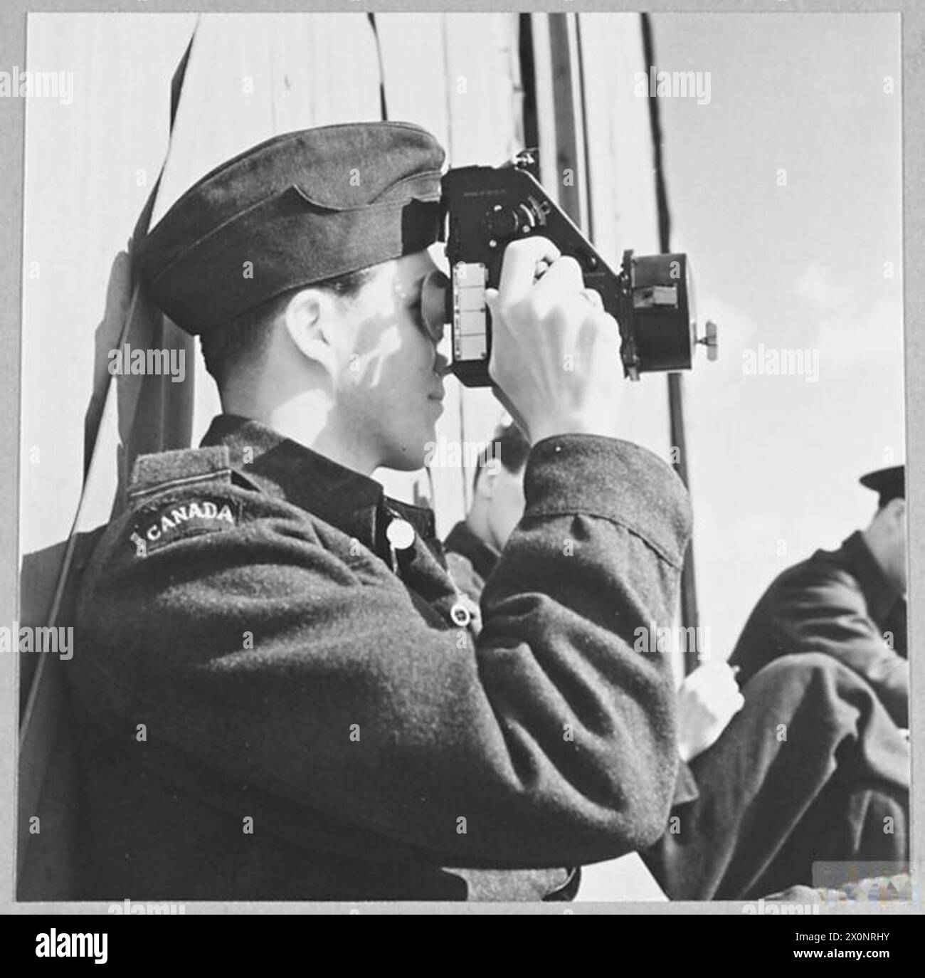 Un navigateur dans une forteresse de commandement côtière pratique la navigation céleste avec une bulle sextant au-dessus de l'Atlantique en 1943. Banque D'Images
