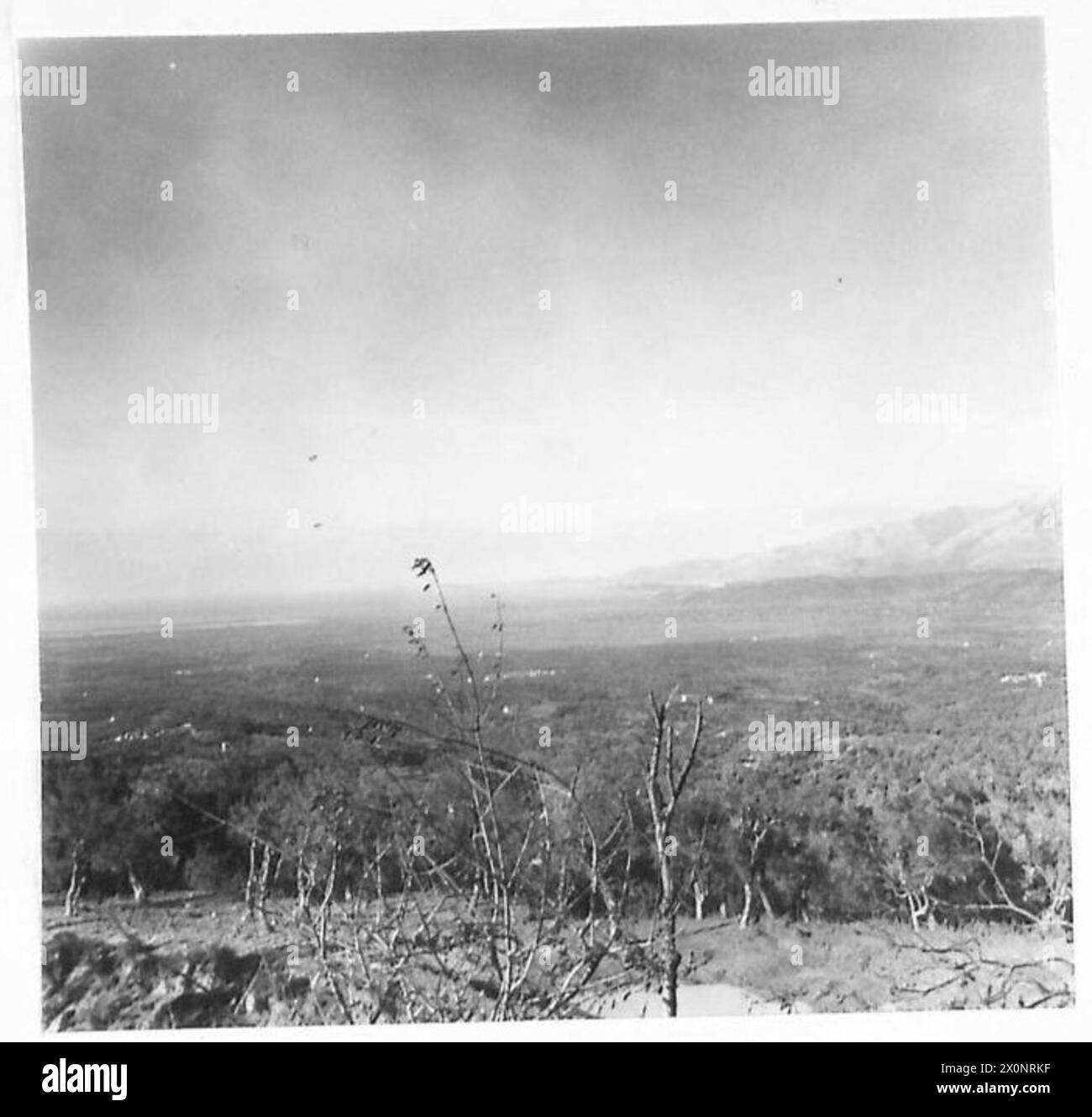 Photographie panoramique de la basse rivière Garigliano en Italie, montrant le village de Sessa Aurunca sur la gauche et la ville de Castelforte sur la droite, sous l'armée britannique, la cinquième armée, le secteur britannique. Banque D'Images