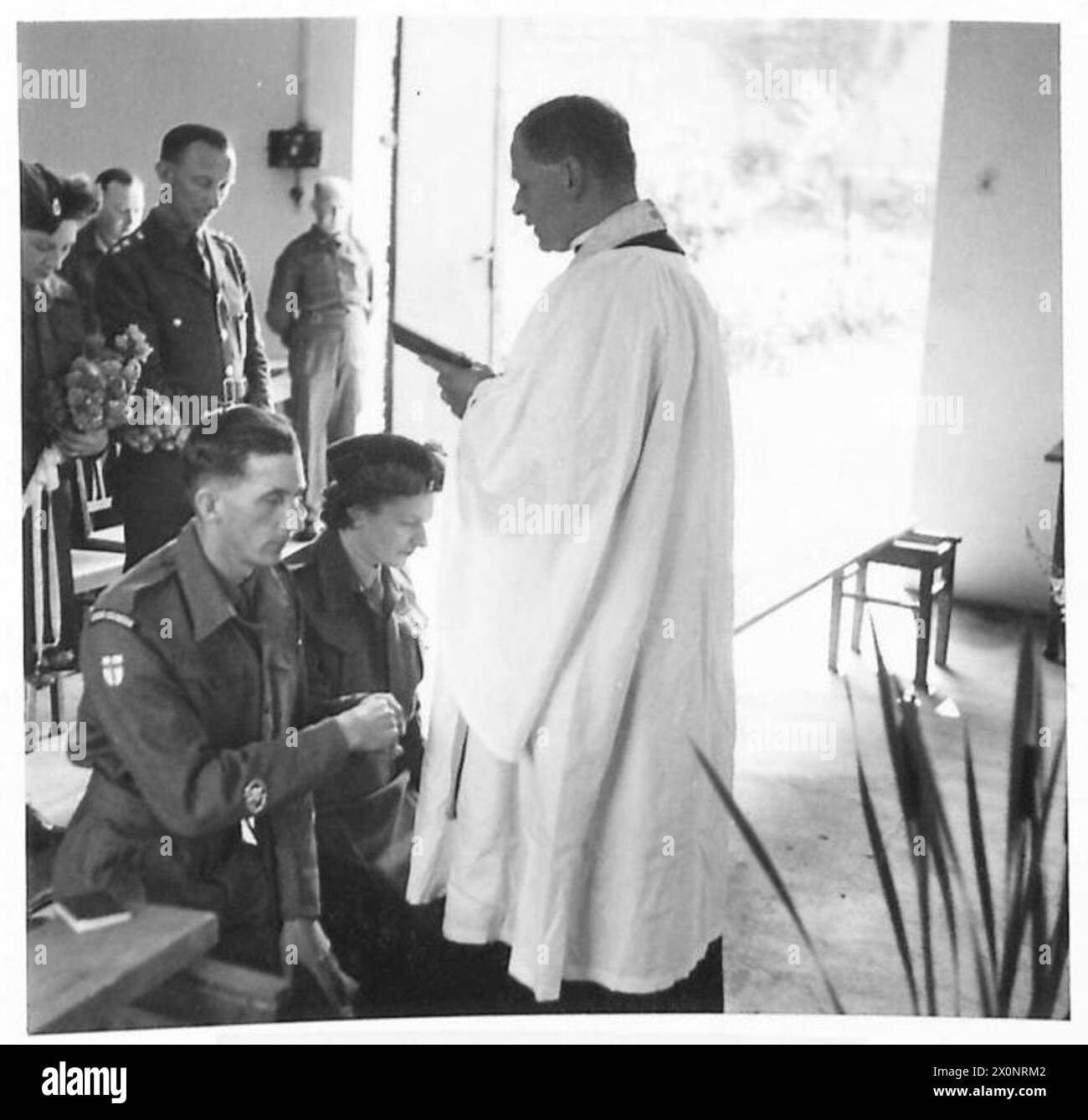 Un mariage militaire en Allemagne est célébré par le révérend Charles Bryan, qui sert à l'hôpital et dirigeait auparavant l'abbaye de Rievaulx, comme en témoignent les photographies de l'armée britannique. Banque D'Images