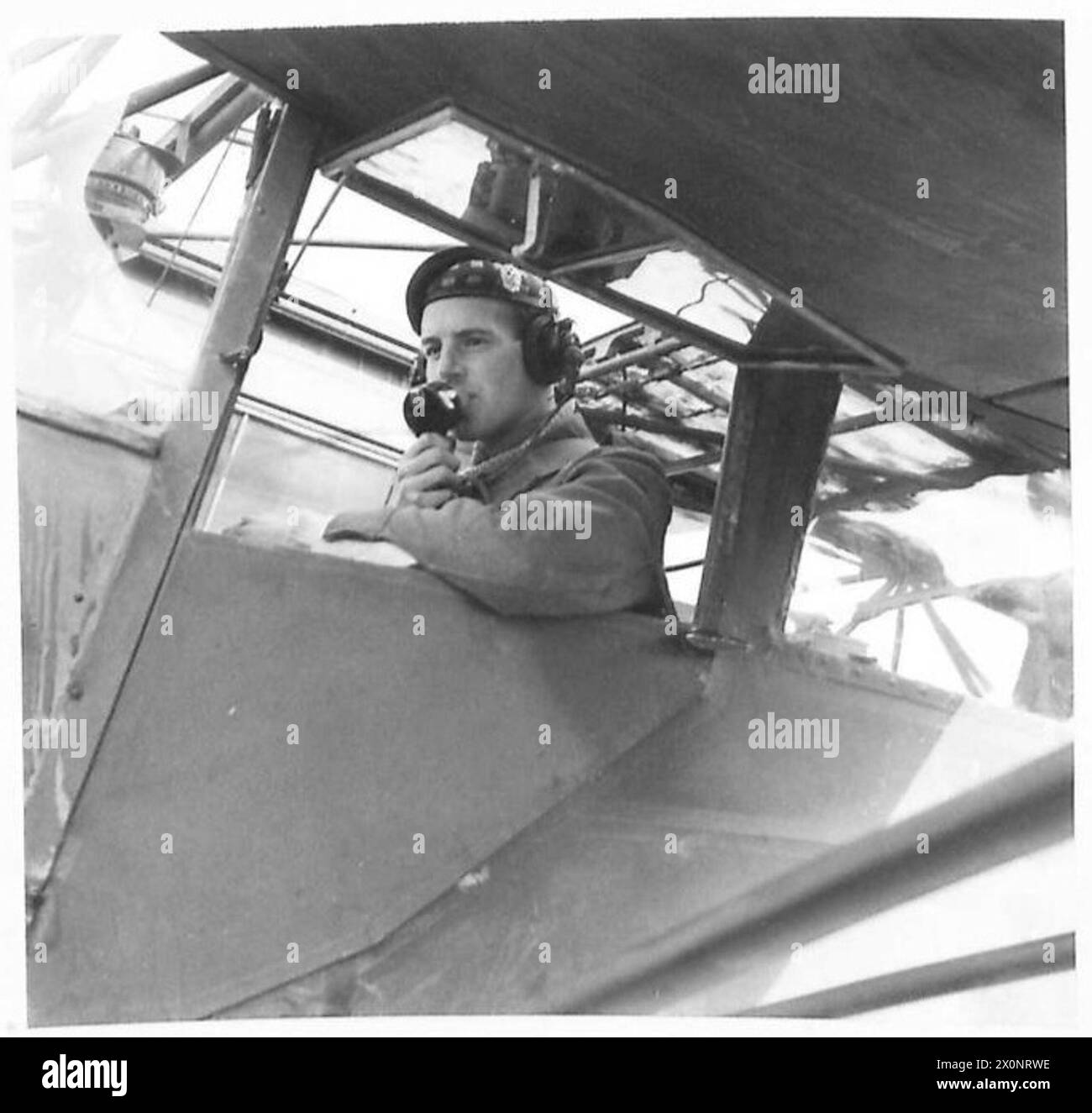 Le capitaine Stormouth-Darling est assis dans le cockpit d'un avion de l'armée britannique dans le cadre de huit opérations de l'armée en Italie. Banque D'Images