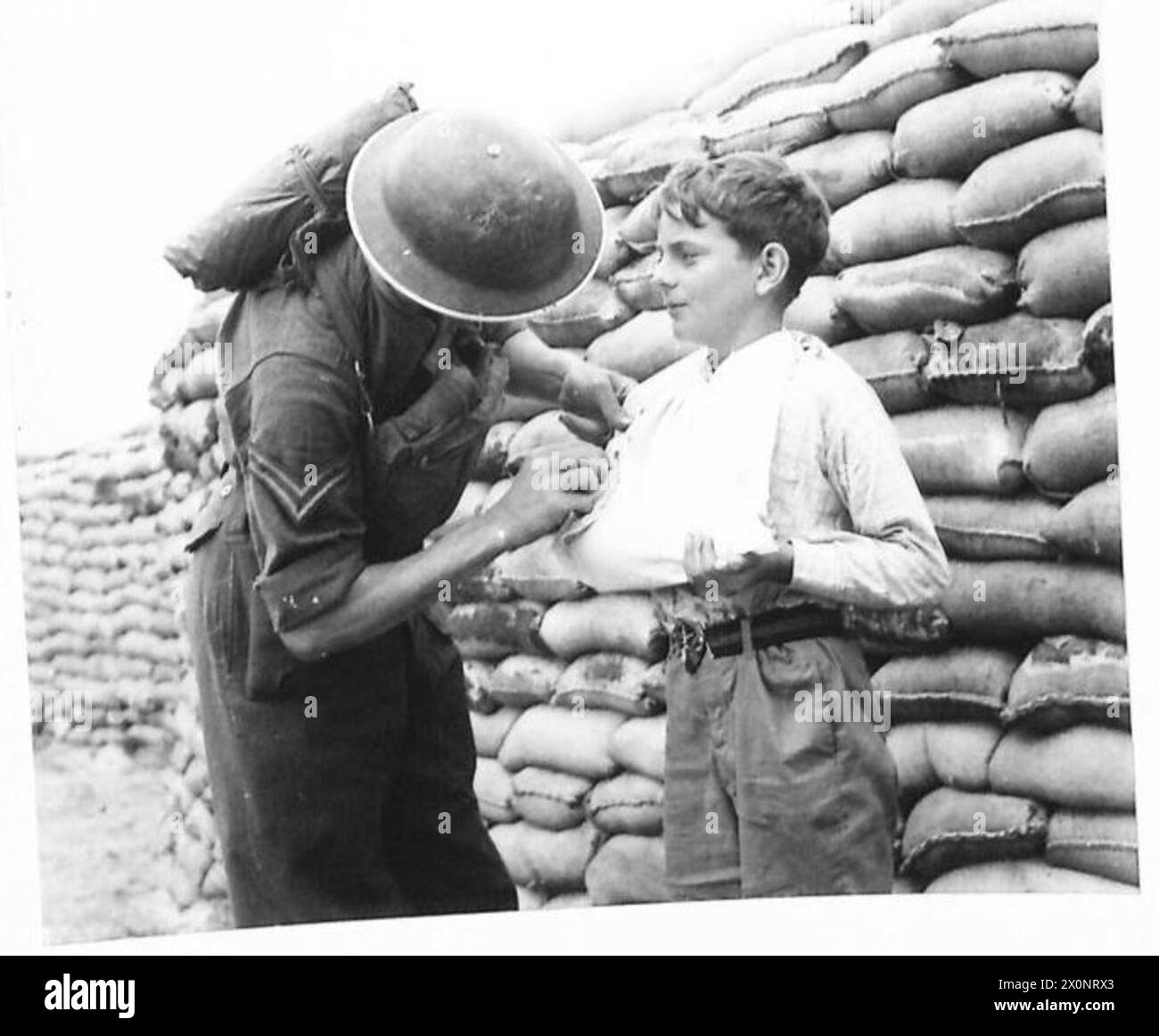 Le lieutenant-général L. Carr, du Commandement Sud du GC, et le major-général G. le Q. Martel, commandant du Royal Armoured corps, observent un exercice de combat simulé. Négatif photographique de l'armée britannique. Banque D'Images
