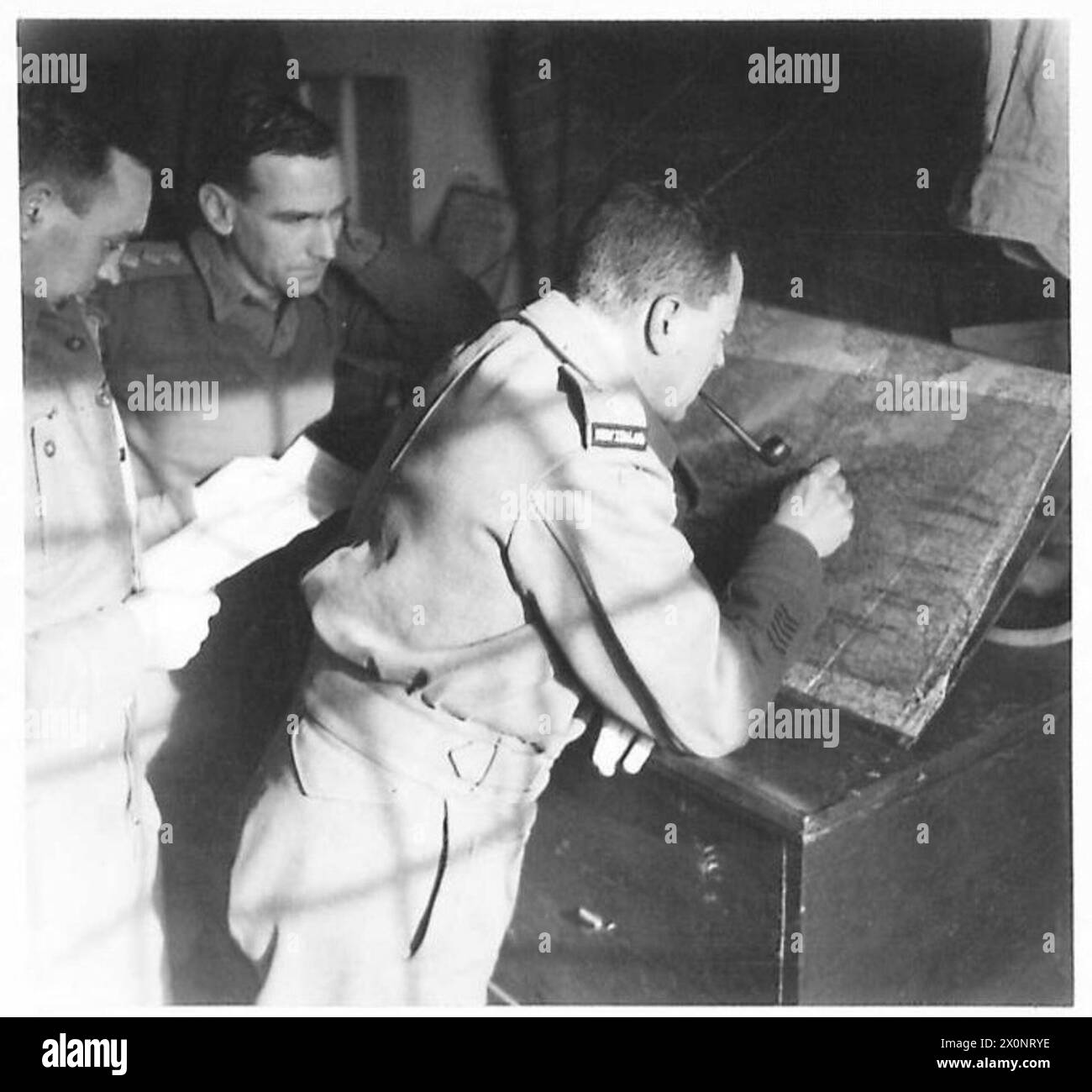 Le lieutenant-colonel M.C. Fairfrère, commandant du 26e bataillon de la division néo-zélandaise, marque la ligne avancée russe tandis que le lieutenant S.F. Shuttleworth lit des mises à jour et le capitaine K.F.S. Fox observe. Banque D'Images