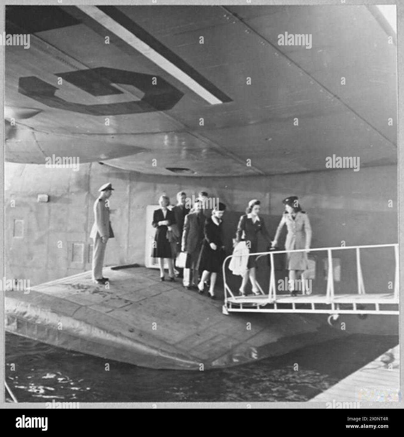 LES LIGNES AÉRIENNES CIVILES BRITANNIQUES EN TEMPS DE GUERRE - pour l'histoire voir CH.14022 photo (publiée en 1944) montre - au terminal maritime de la BOAC à Baltimore, USA., les hydravions Boeing volent le long du quai et les passagers débarquent, comme sur cette photo, du sponson qui agit également comme stabilisateur sur l'eau et comme réservoir de carburant en vol. Négatif photographique, Royal Air Force Banque D'Images