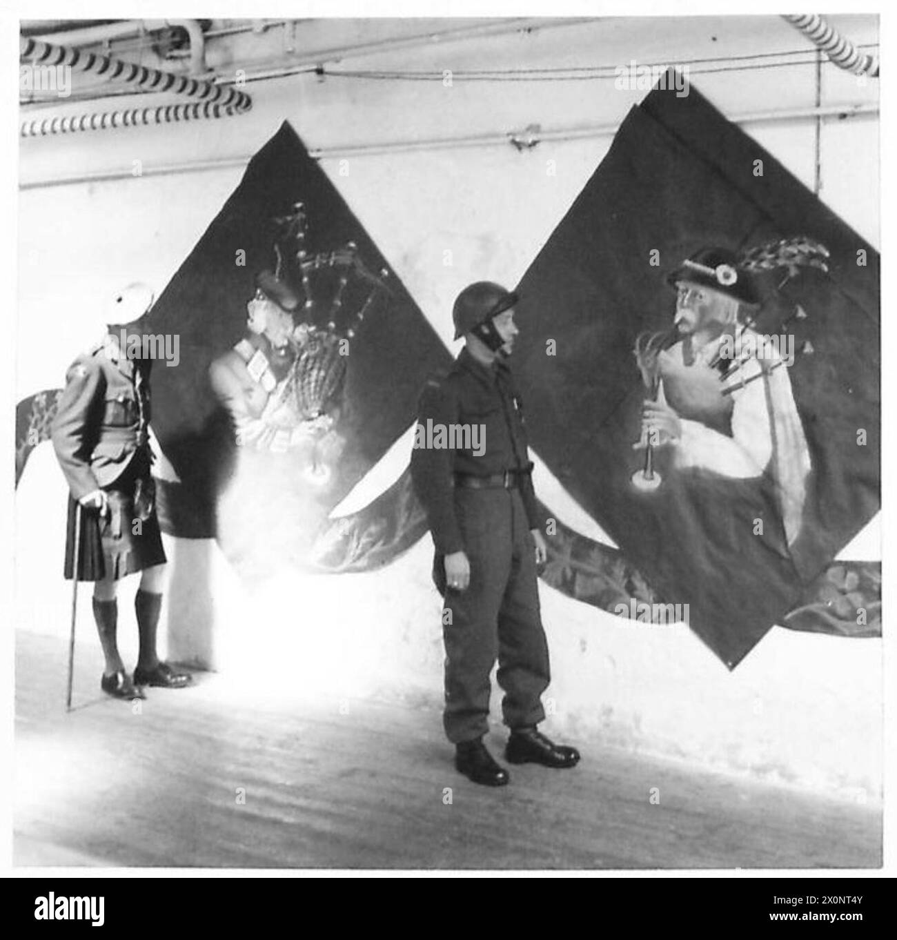 Une impression d'artiste montre des Highlanders écossais et polonais dans une cantine. Parmi les observateurs, Mr. Don Sutton visite le 1er corps polonais en Écosse. Banque D'Images