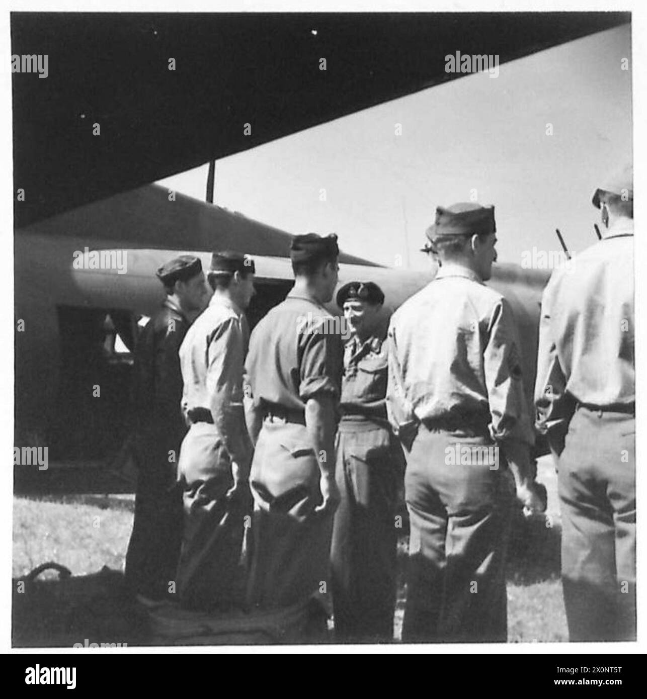 Un général rencontre l'équipage d'une forteresse volante et inspecte l'avion après une présentation introductive. Banque D'Images Un général rencontre l'équipage d'une forteresse volante et inspecte l'avion après une présentation introductive. Banque D'Images